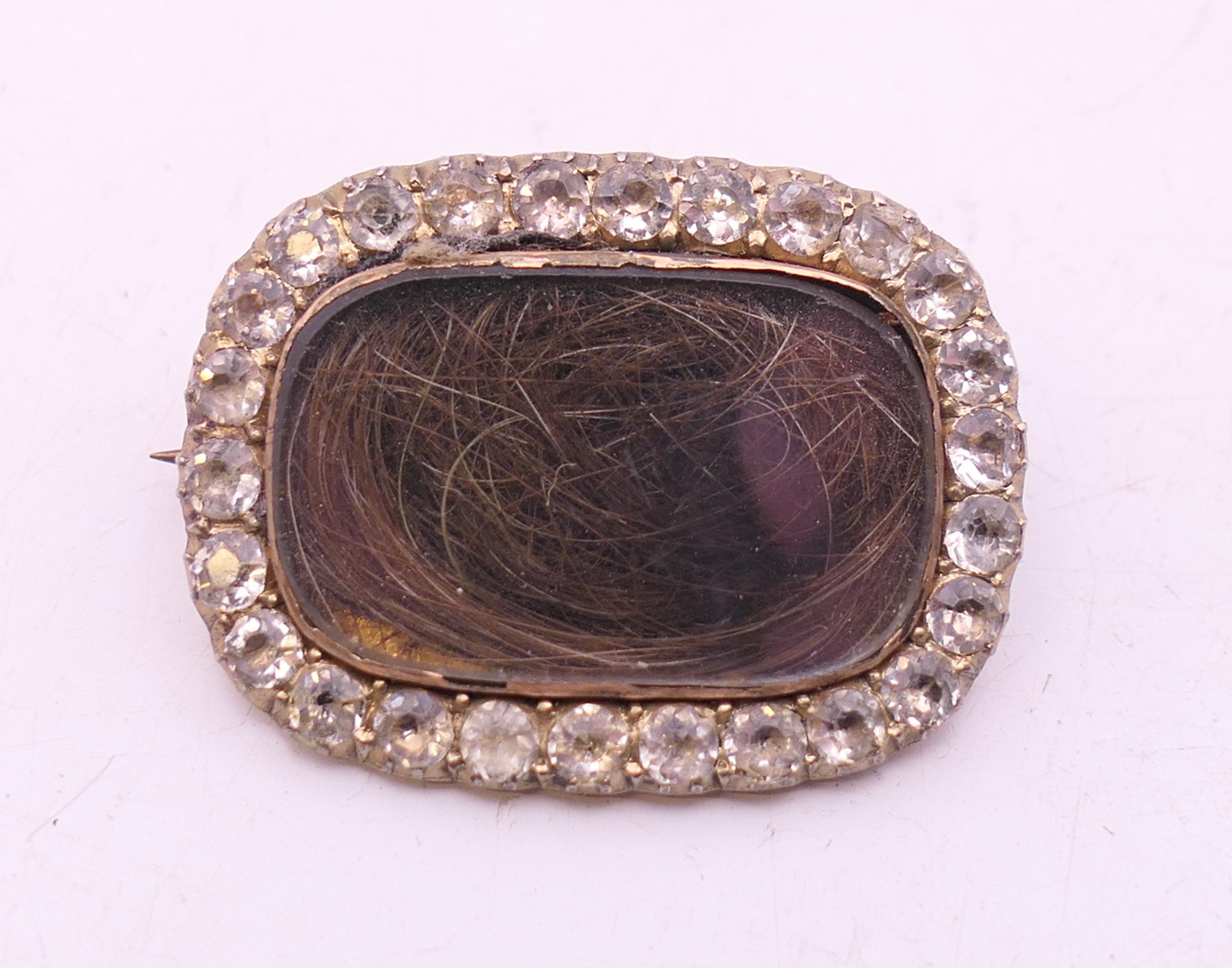 A quantity of various brooches. The largest 4.5 cm wide. - Image 8 of 13