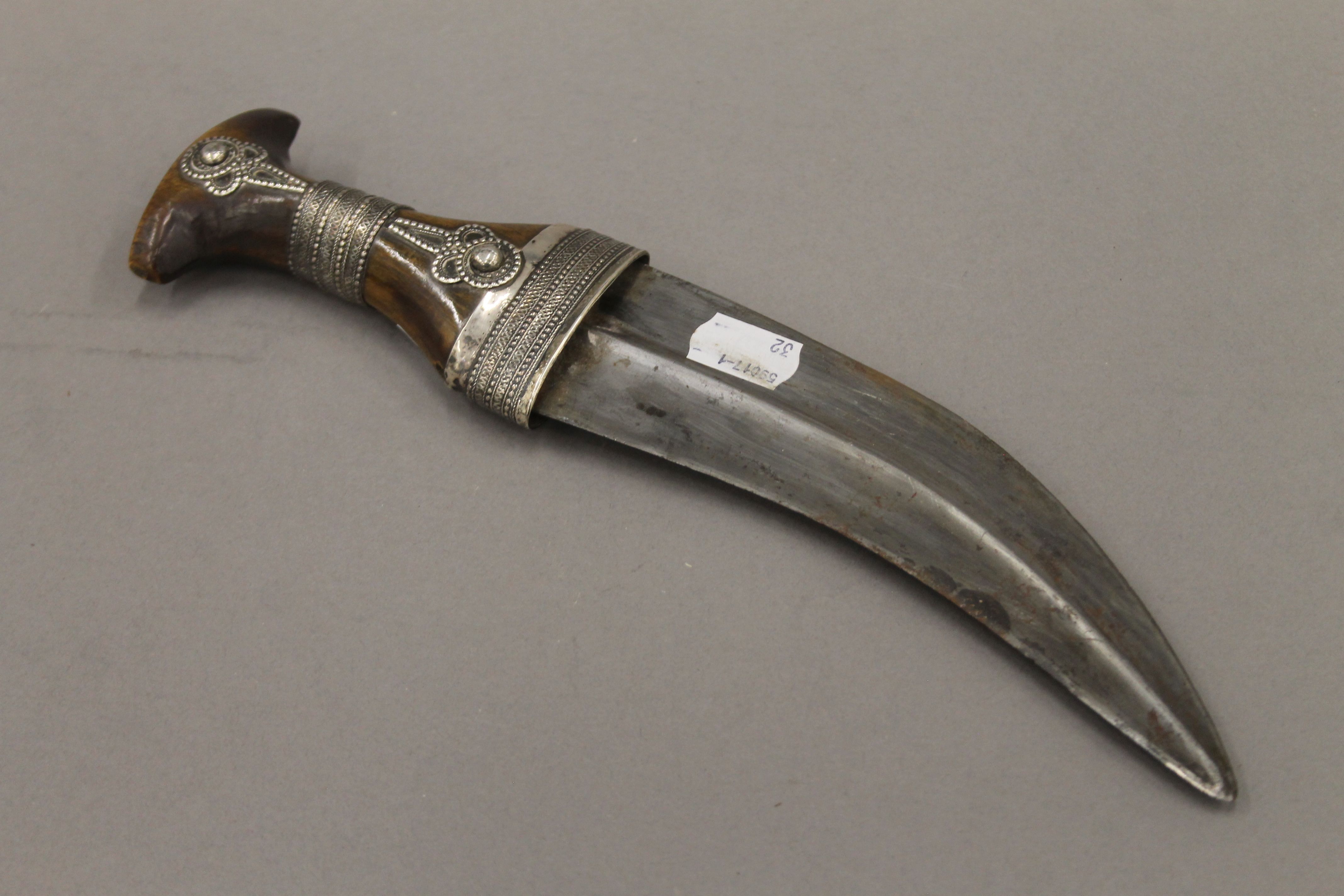 A horn (possibly Rhino) handled unmarked white metal mounted jambiya. 31 cm long. - Image 5 of 7