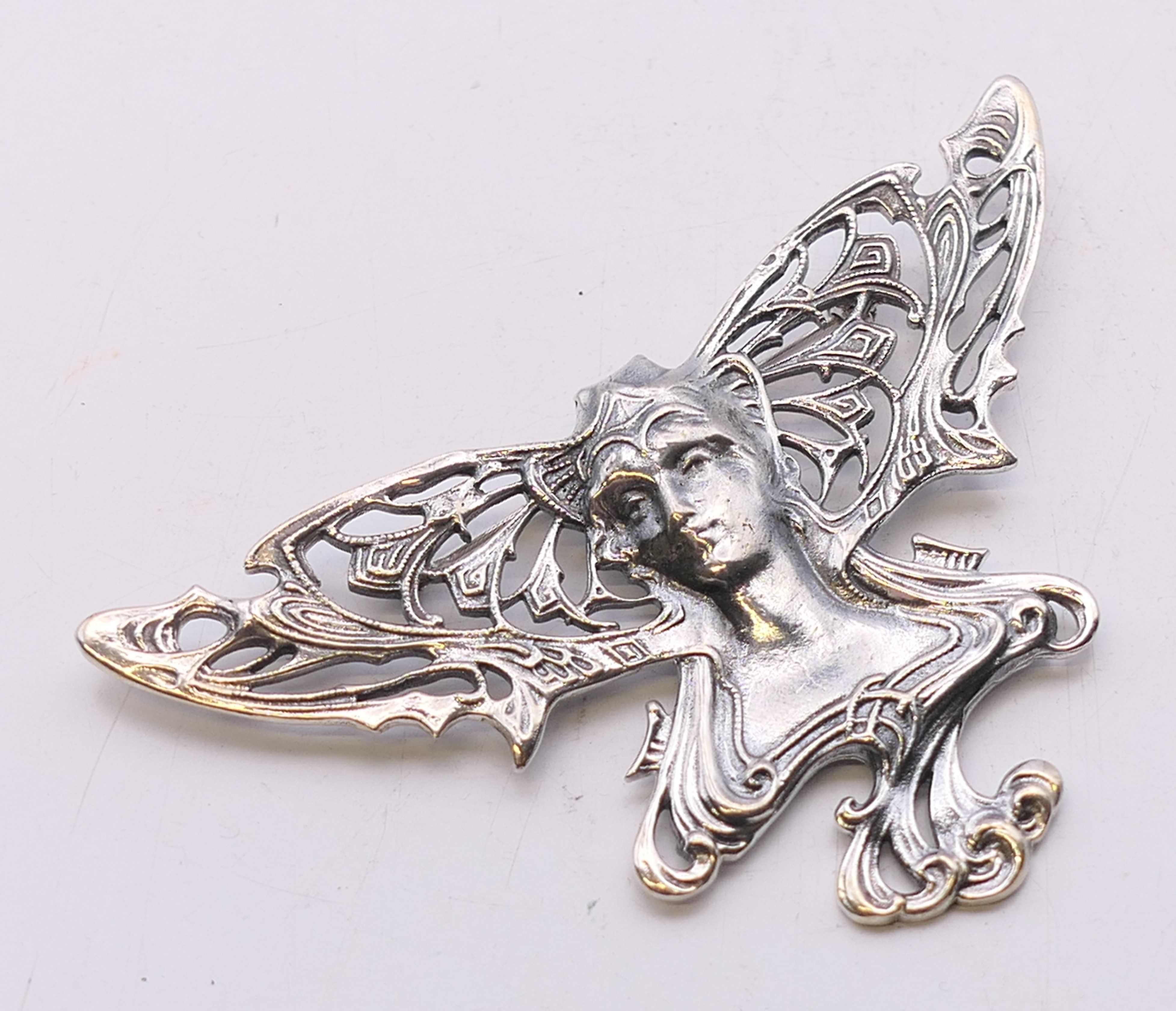 A silver Art Nouveau style girl brooch. 7.5 cm wide. - Image 2 of 3