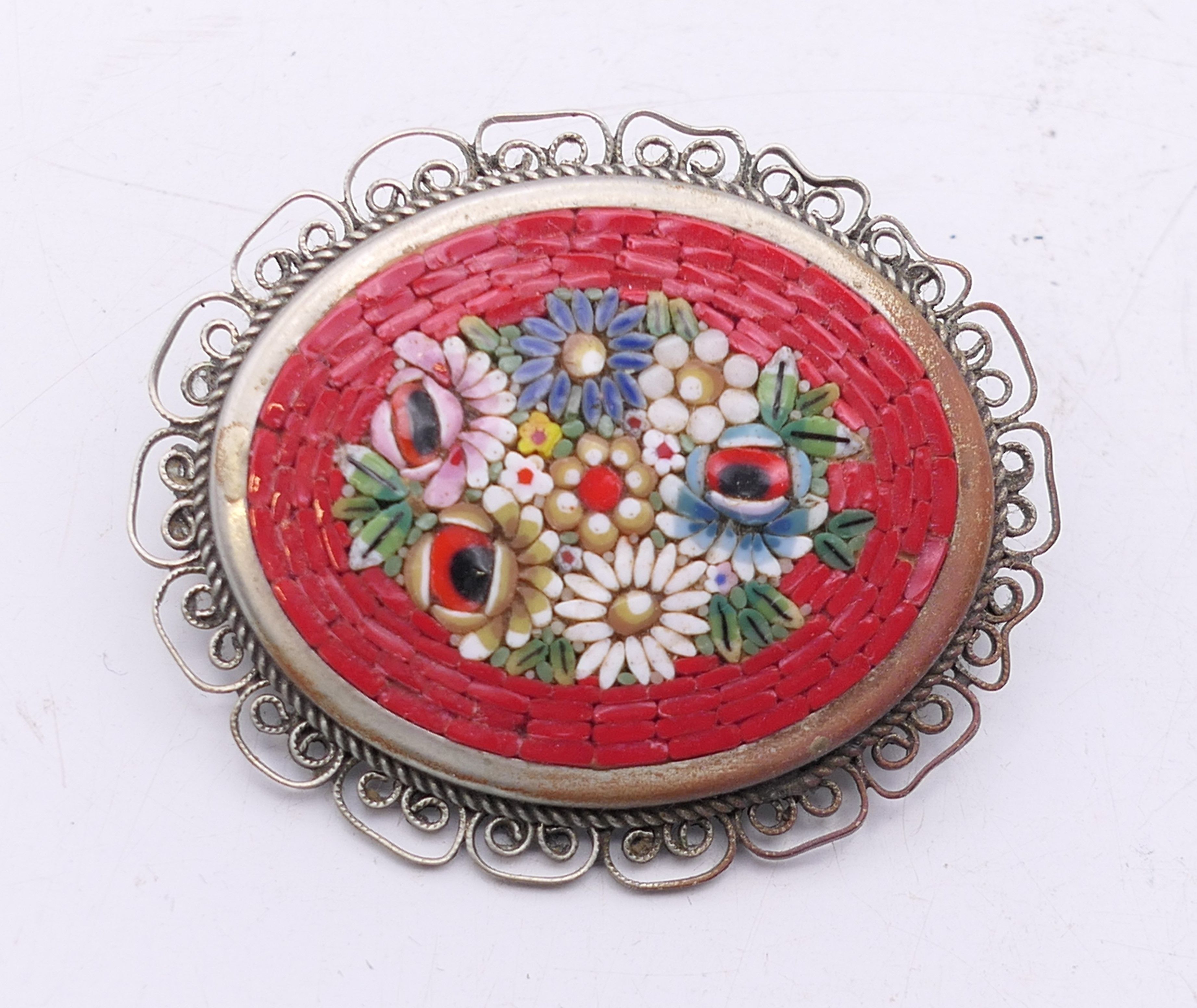 A quantity of various brooches. The largest 4.5 cm wide. - Image 2 of 13