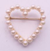 A 14 K gold and pearl heart brooch. 3 cm high.