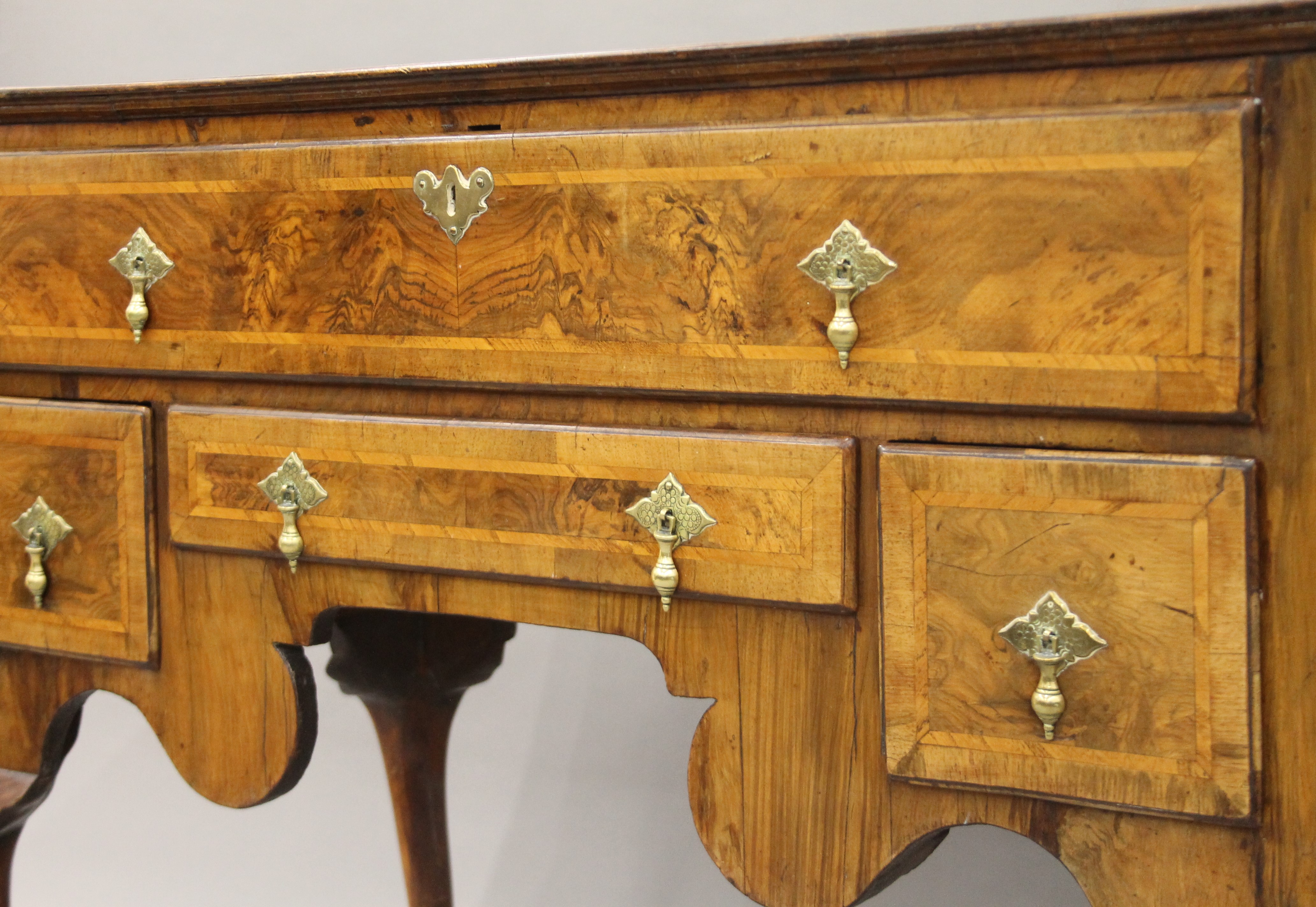 A Georgian walnut dressing table. 107.5 cm wide. - Image 6 of 11