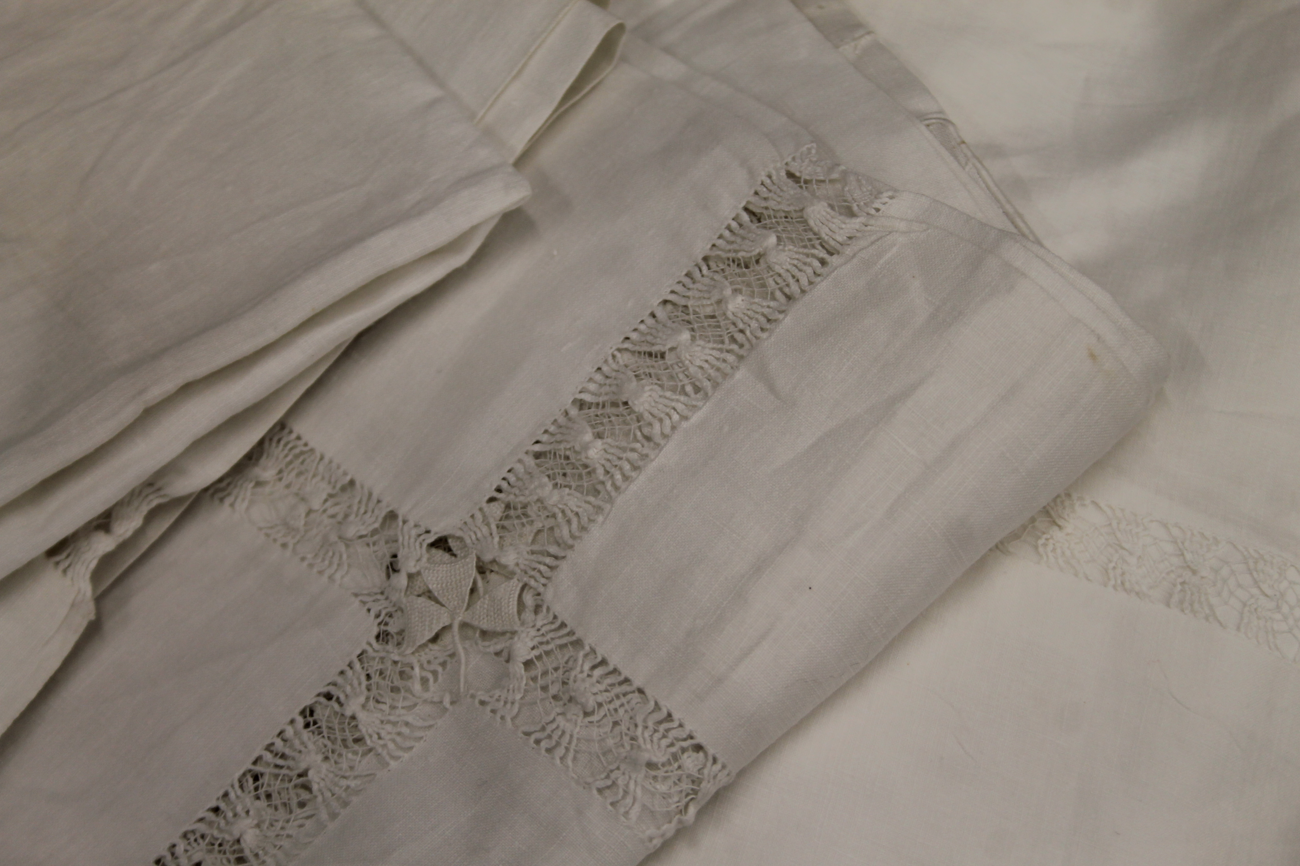 A small quantity of linen. - Image 2 of 3