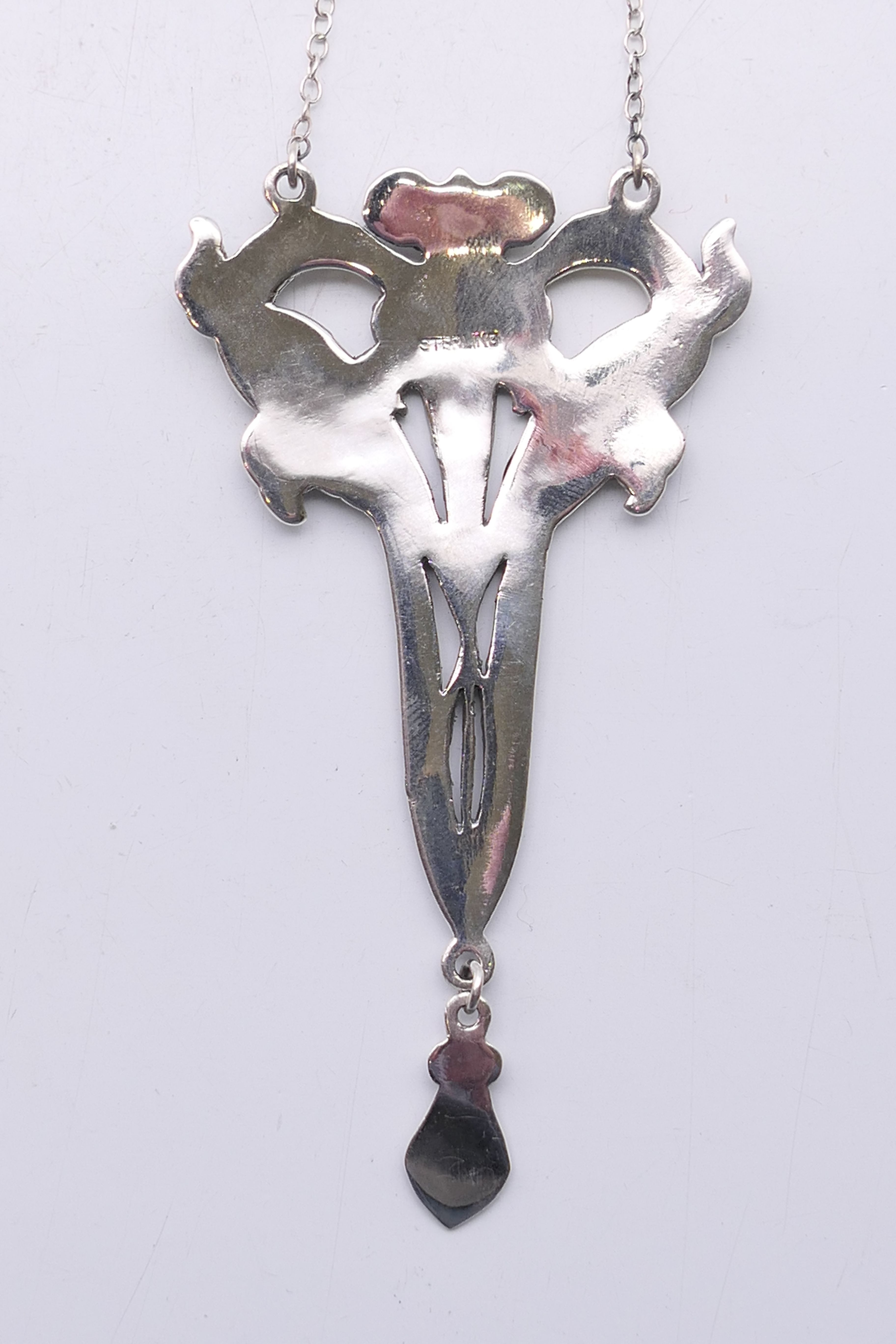 An Art Nouveau-style silver pendant on chain. The pendant 7.5 cm high. - Image 5 of 5