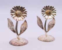 A pair of boxed silver models of flowers. 6.5 cm high. 76.2 grammes.