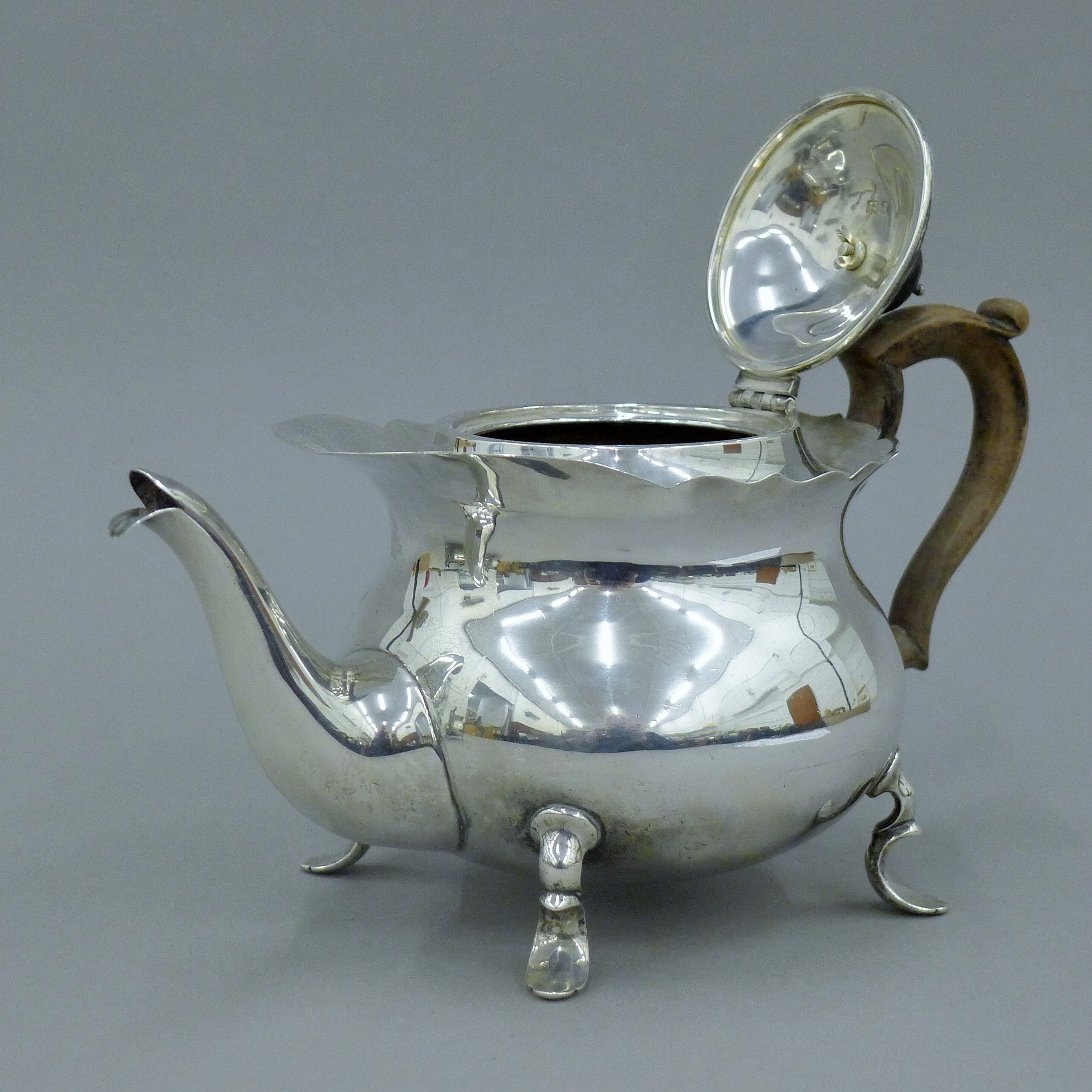 A three-piece silver tea set. The teapot 27 cm long. 34.5 troy ounces total weight. - Image 4 of 13