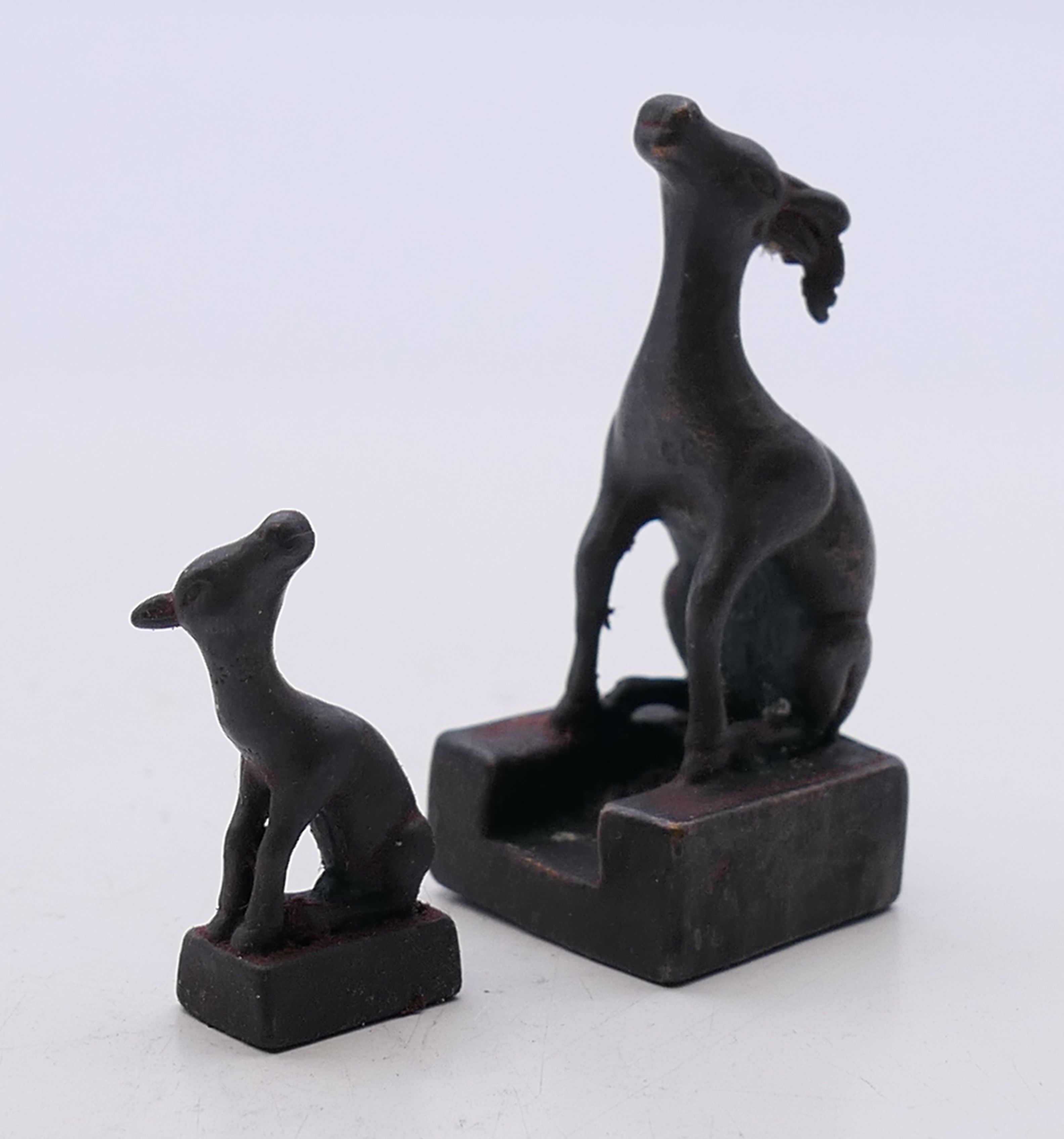 A small bronze double deer seal. 5 cm high. - Image 2 of 5