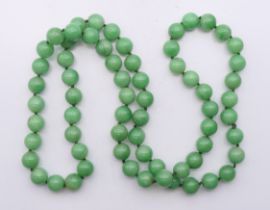 A string of jade beads. 84 cm long.