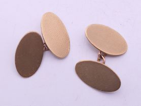 A pair of 9 ct gold cufflinks. 2 cm high. 5.5 grammes.