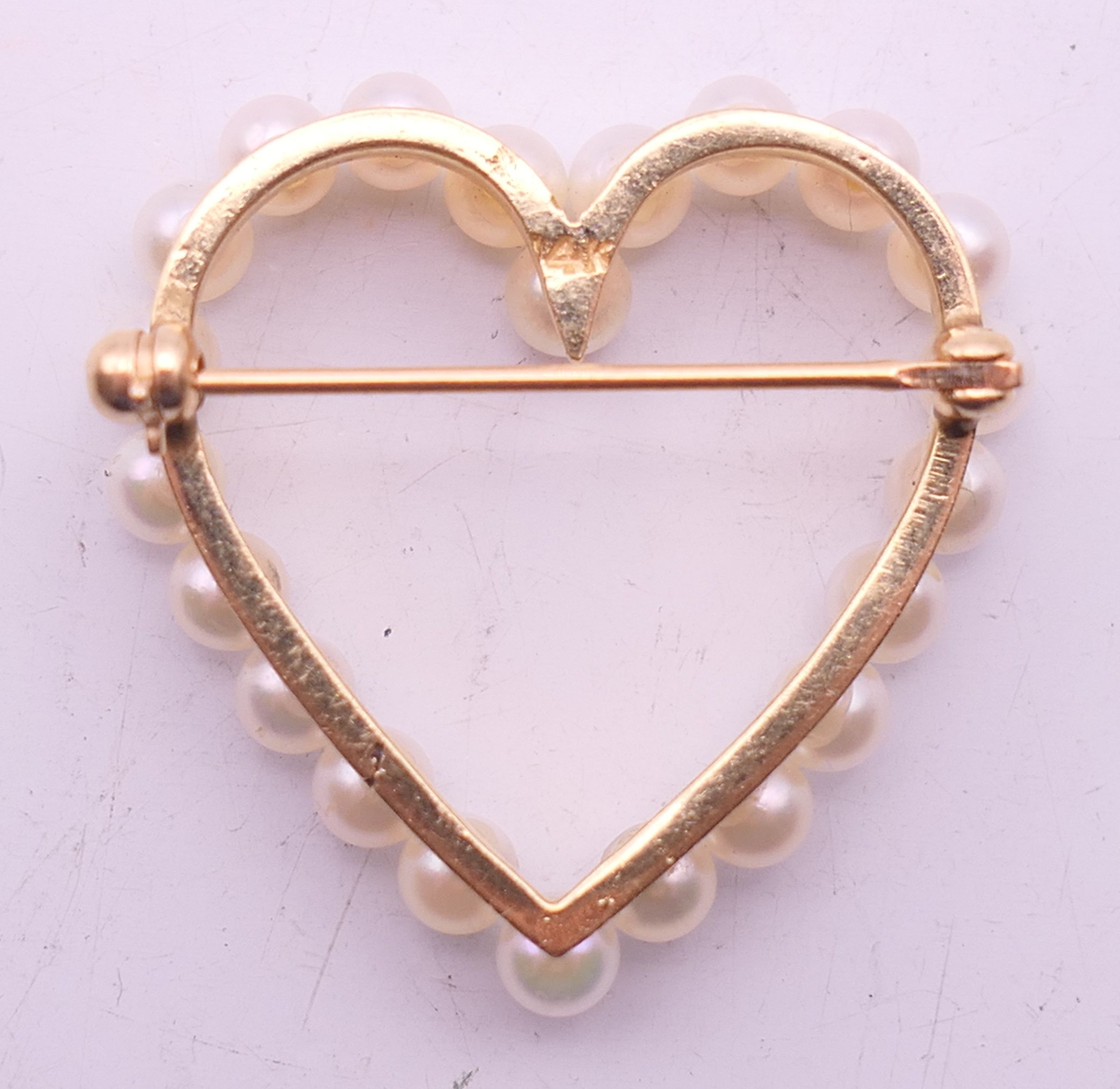 A 14 K gold and pearl heart brooch. 3 cm high. - Image 3 of 3