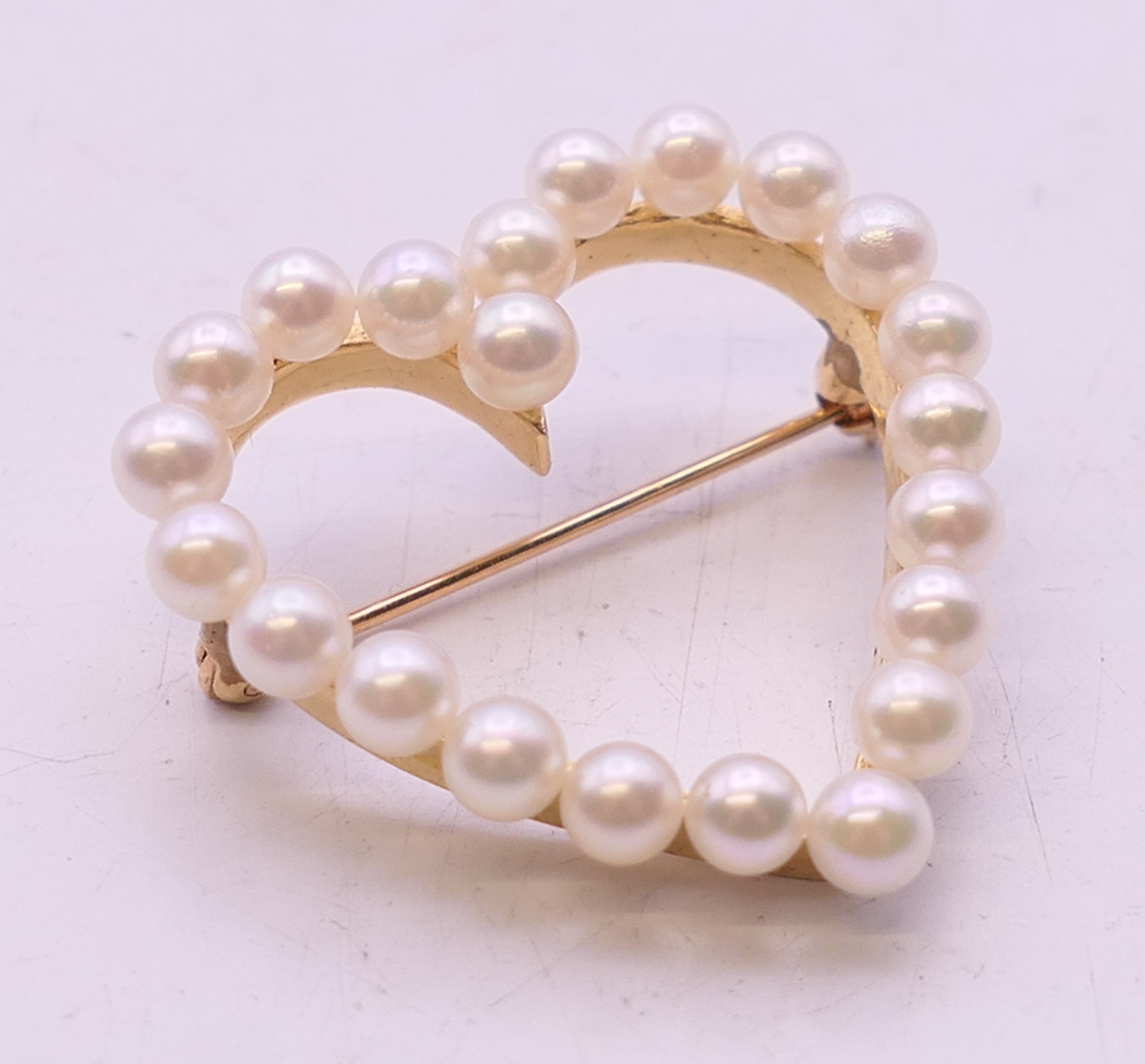 A 14 K gold and pearl heart brooch. 3 cm high. - Image 2 of 3