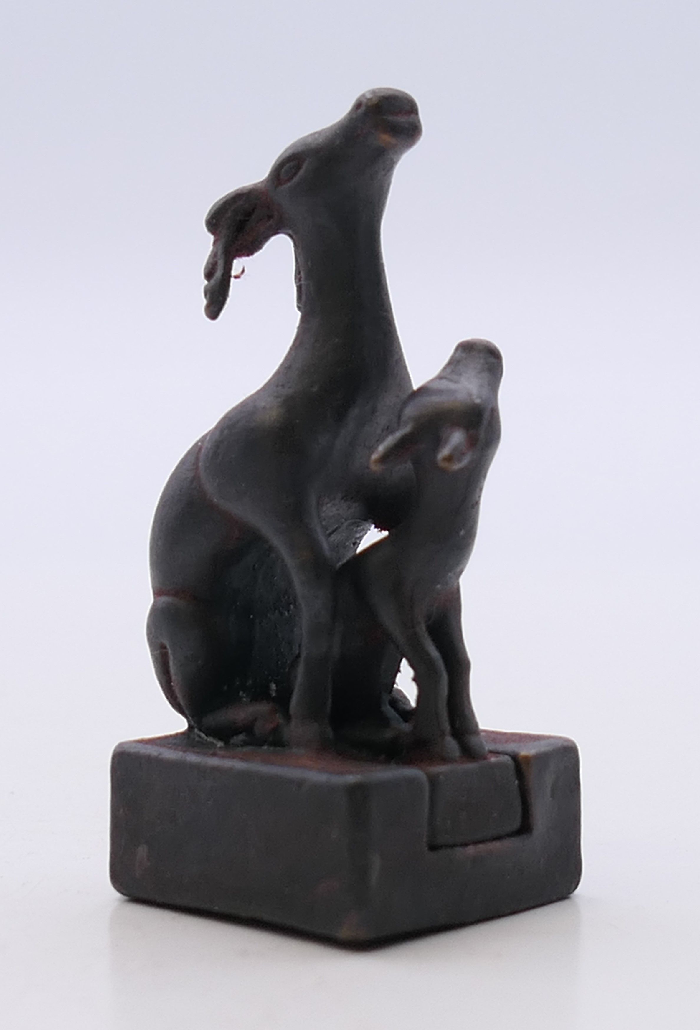 A small bronze double deer seal. 5 cm high. - Image 4 of 5