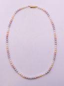 A pearl necklace. 47 cm long.
