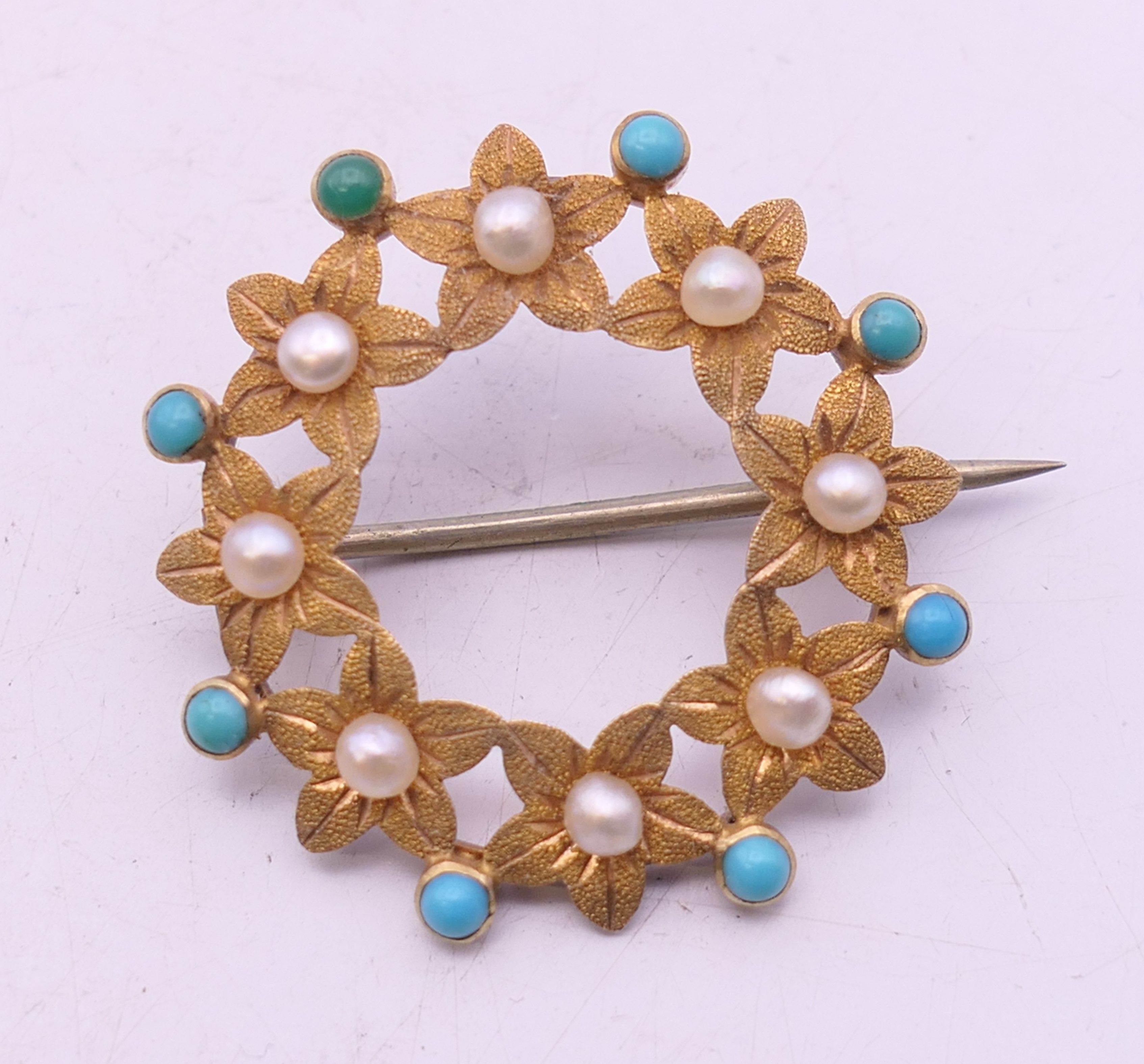 A quantity of various brooches. The largest 4.5 cm wide. - Image 12 of 13