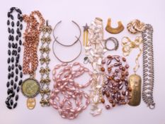 A quantity of costume jewellery.