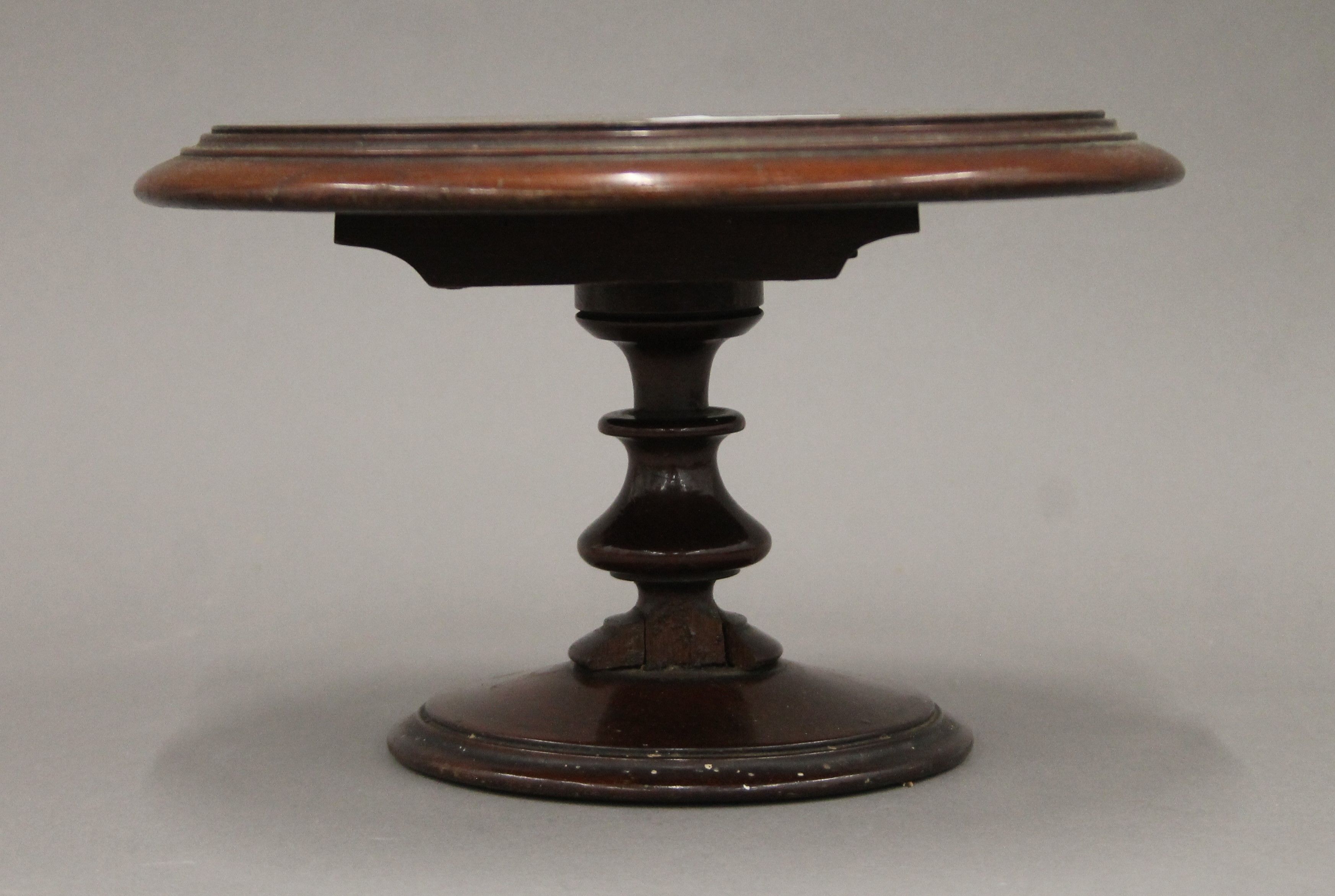 A Victorian miniature mahogany centre table. 22 cm diameter. - Image 2 of 4