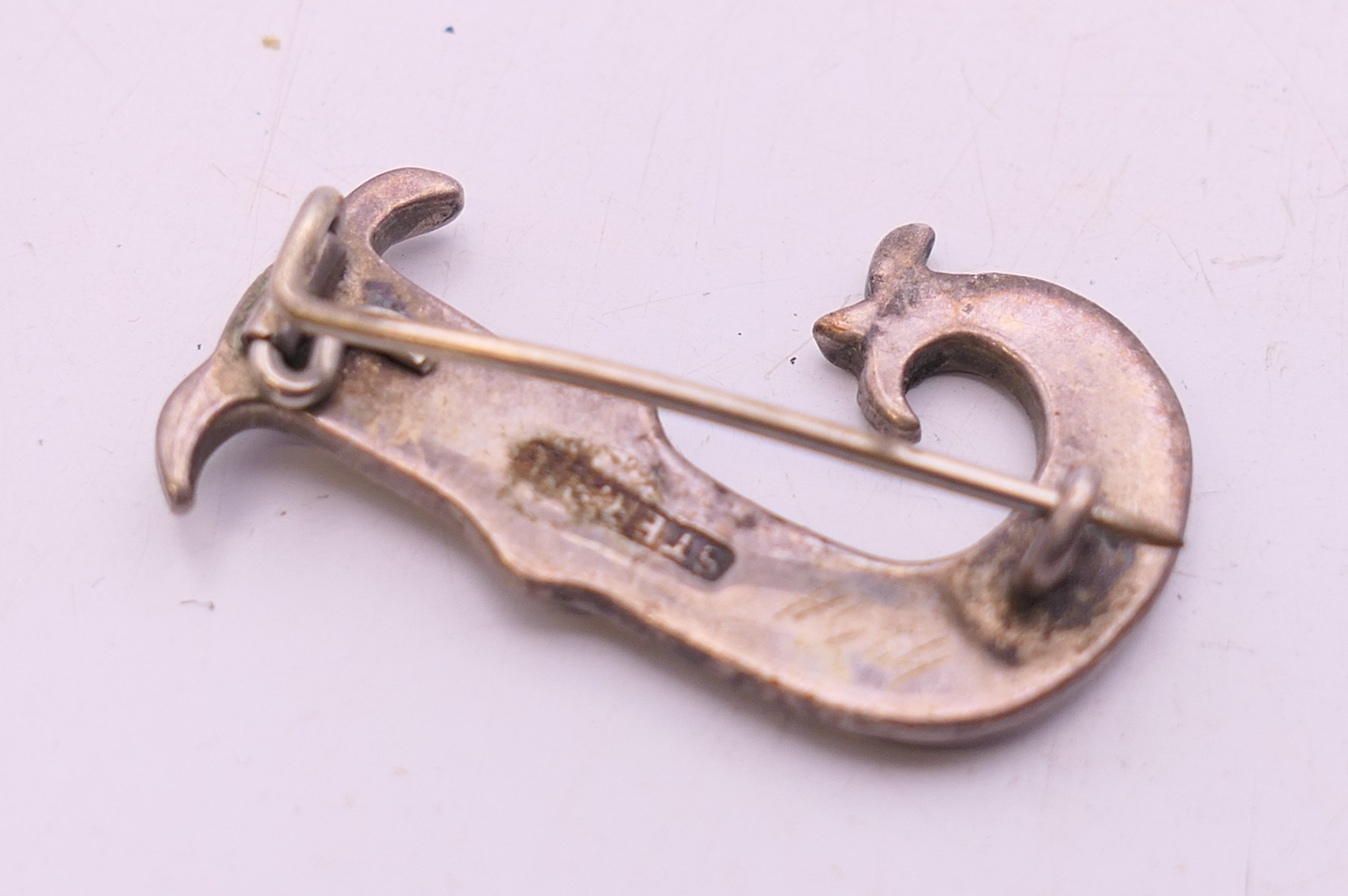 A quantity of various brooches. The largest 4.5 cm wide. - Image 7 of 13