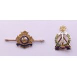 Two 15 ct gold military brooches. The largest 5 cm wide. 12.3 grammes total weight.