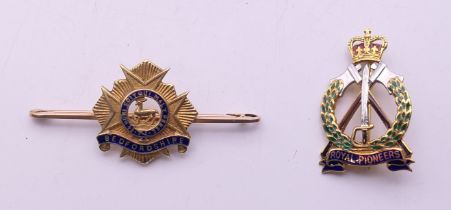 Two 15 ct gold military brooches. The largest 5 cm wide. 12.3 grammes total weight.
