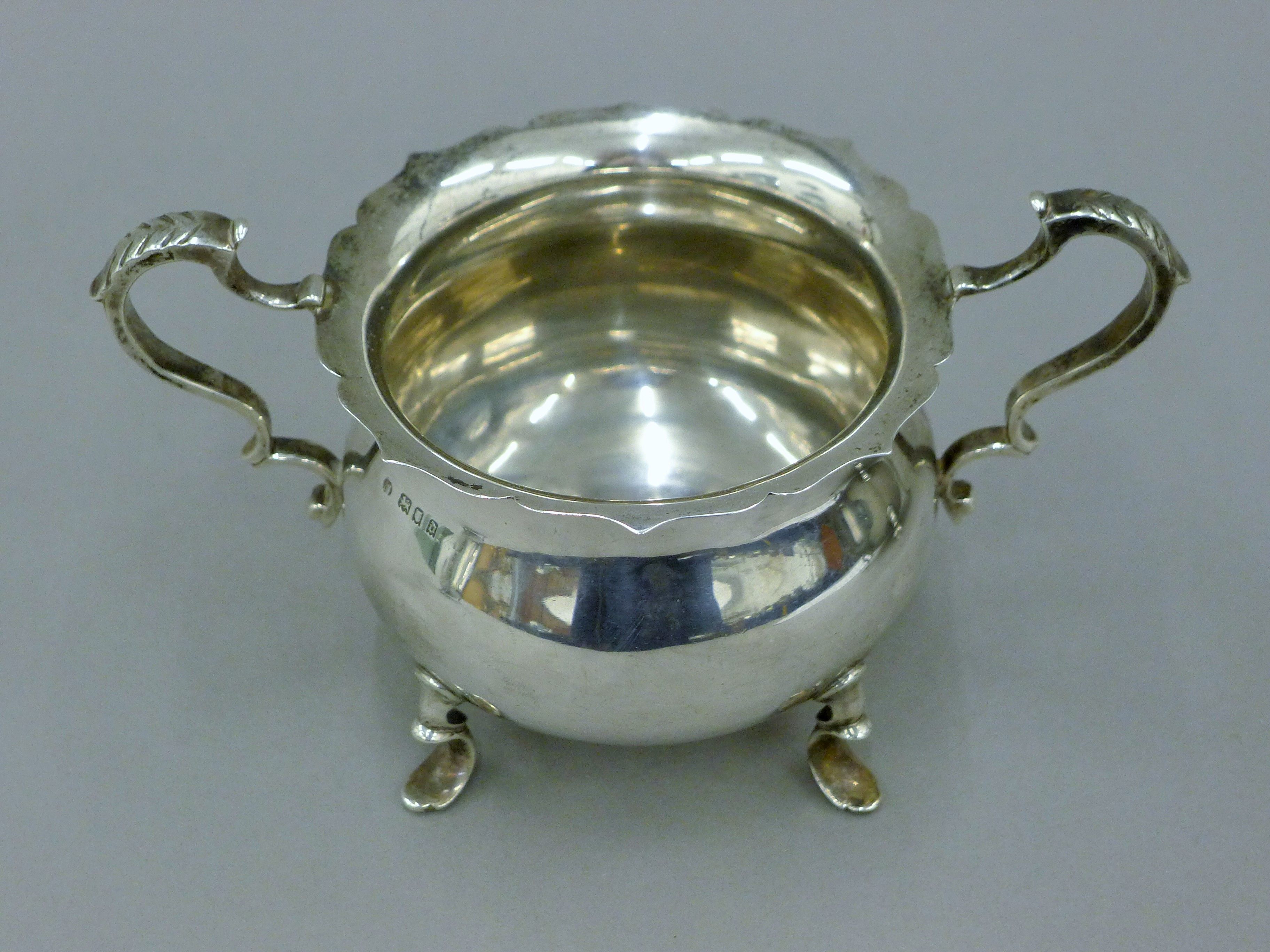 A three-piece silver tea set. The teapot 27 cm long. 34.5 troy ounces total weight. - Image 9 of 13