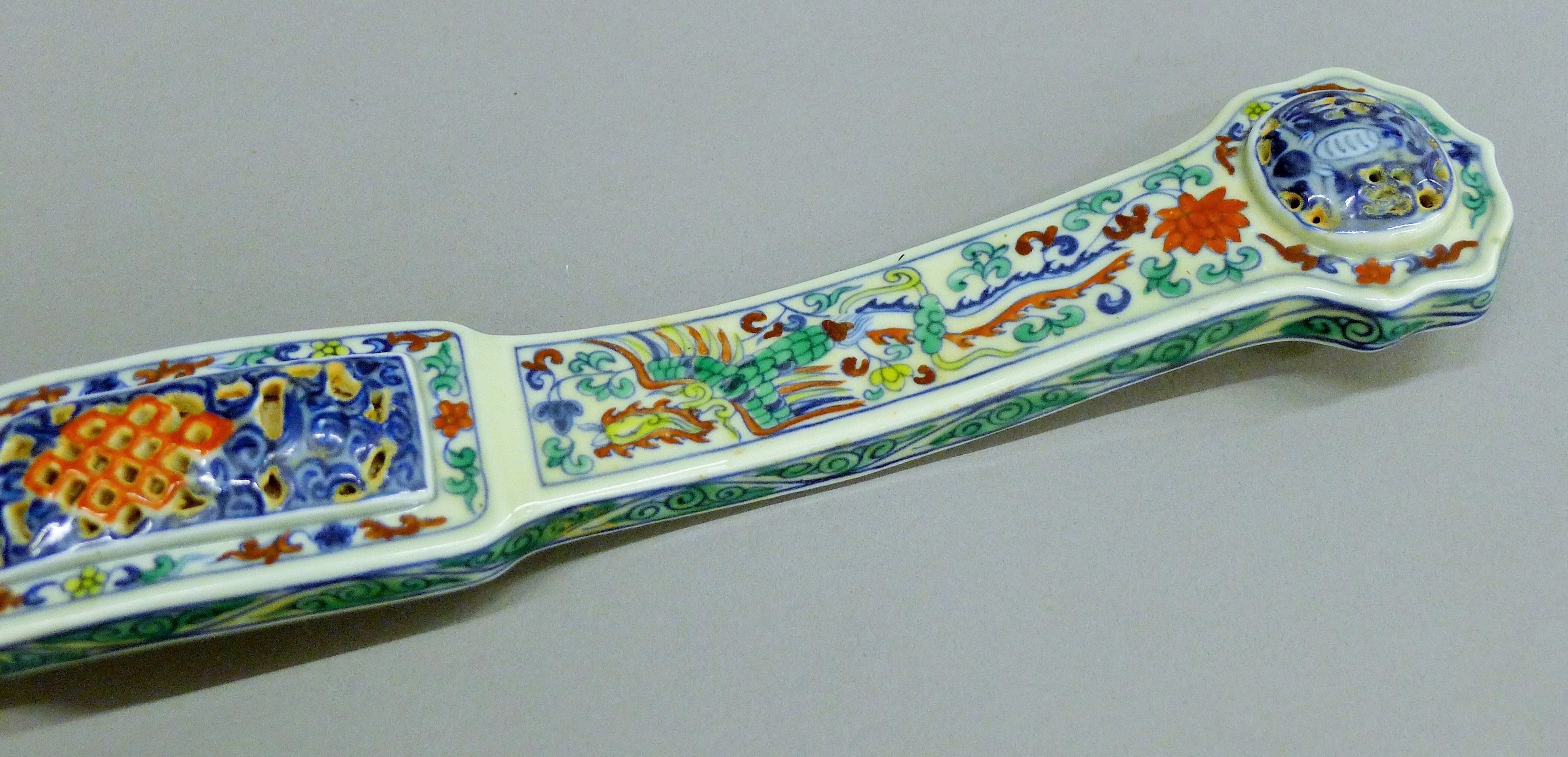 A Chinese porcelain ruyi sceptre with dragon and phoenix decoration. 49 cm long. - Image 4 of 5