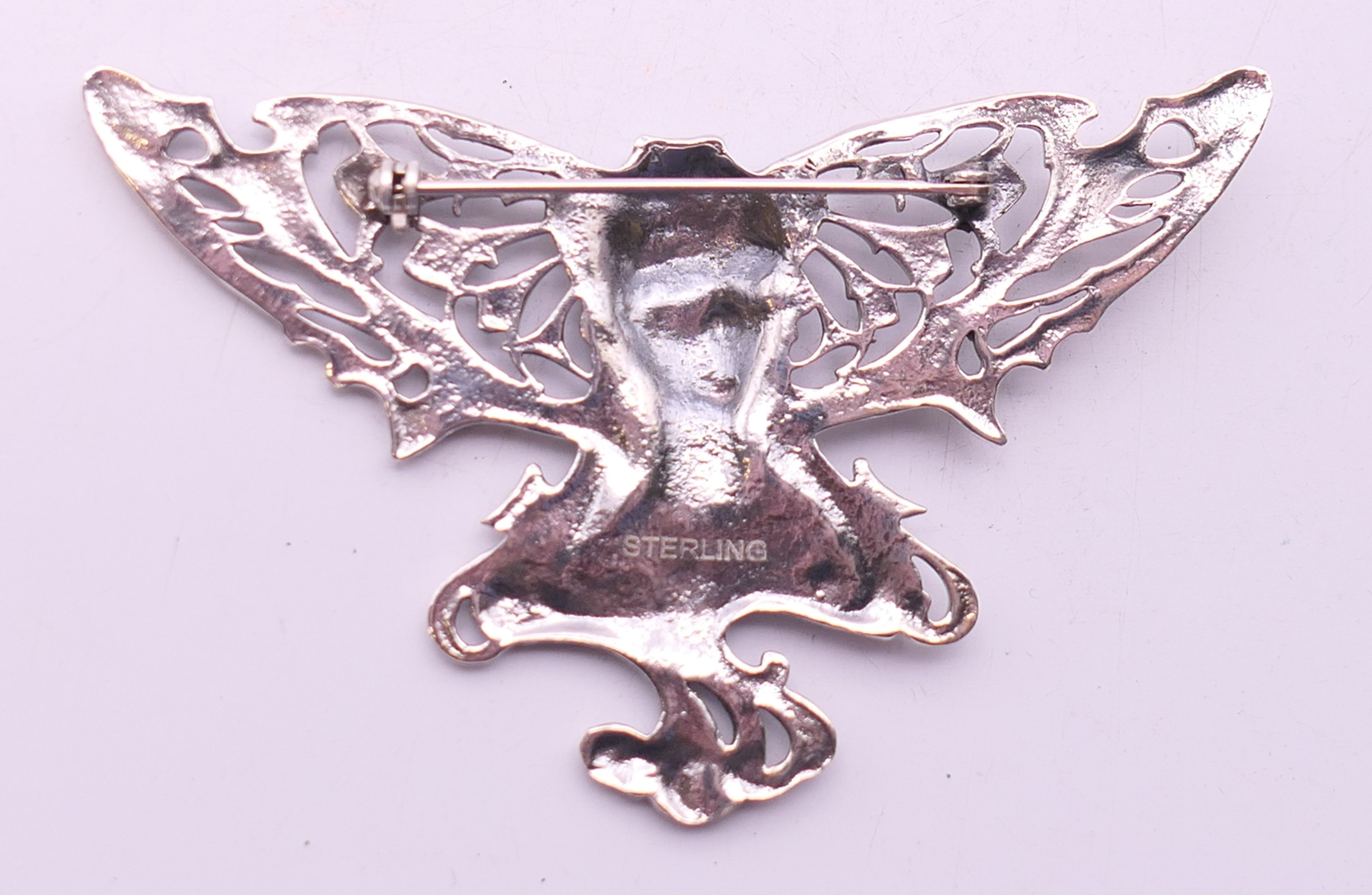 A silver Art Nouveau style girl brooch. 7.5 cm wide. - Image 3 of 3