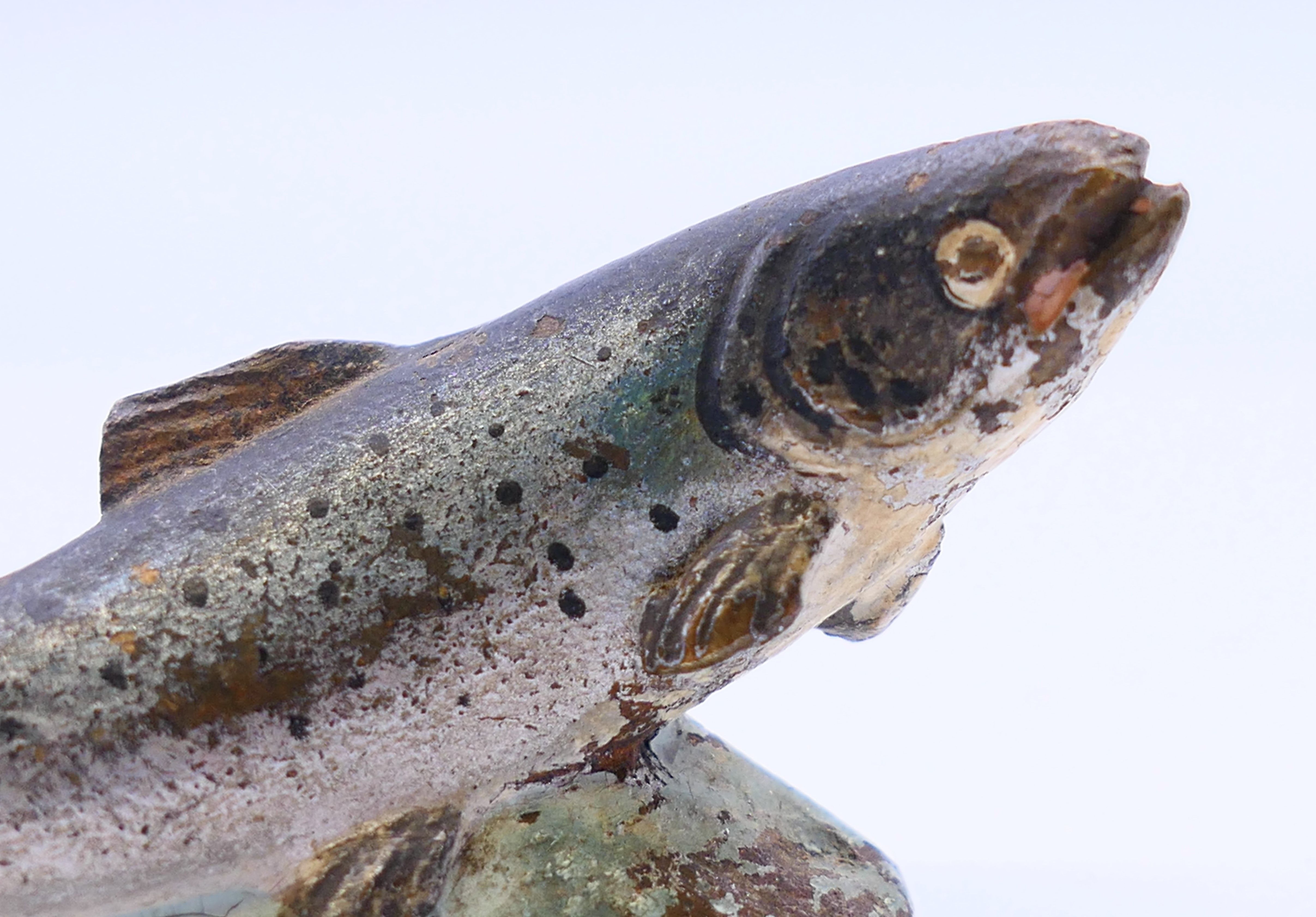 A cold painted bronze model of a salmon. 6 cm wide. - Image 3 of 4