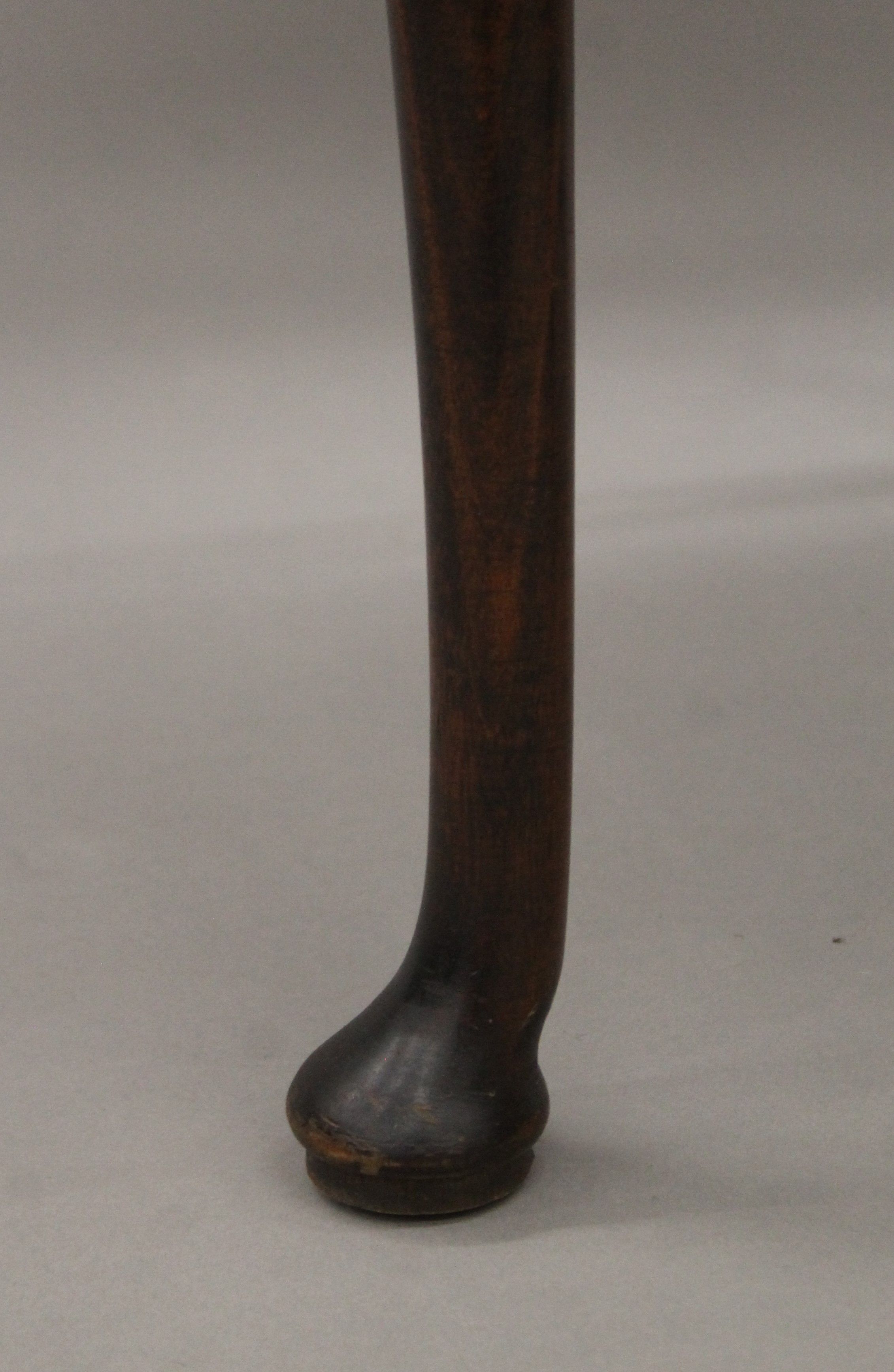 An early 20th century drop-leaf table. 73 cm long. - Image 5 of 5