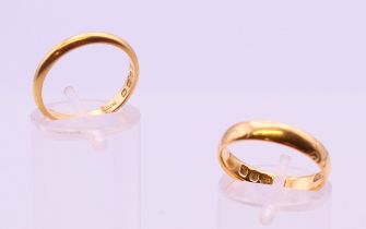 Two 18 ct gold wedding bands. 6.3 grammes.