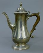 A Georgian silver coffee pot. 25 cm high. 25.3 troy ounces total weigh.