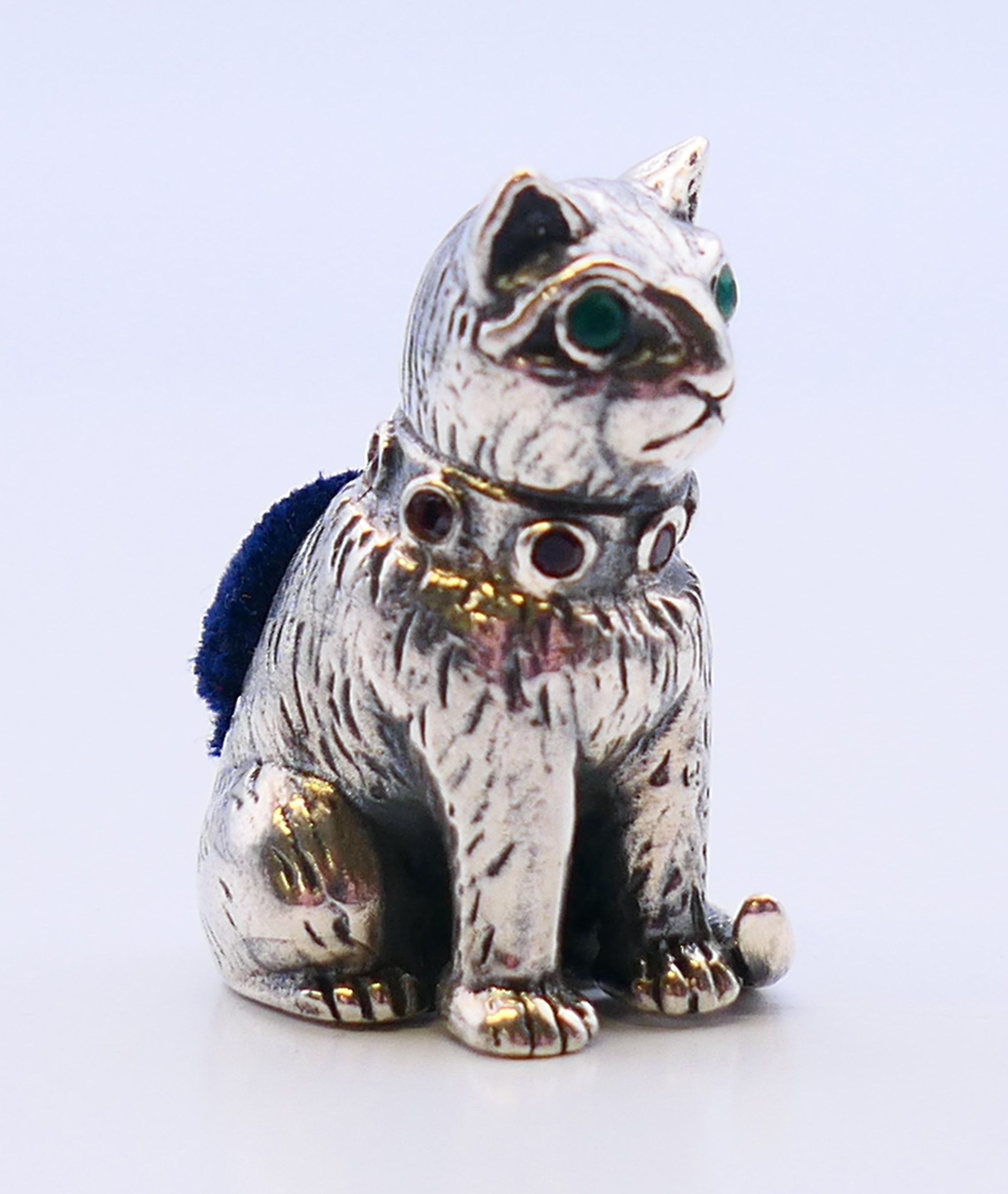 A silver pin cushion formed as a cat. 2.5 cm high. - Image 2 of 4
