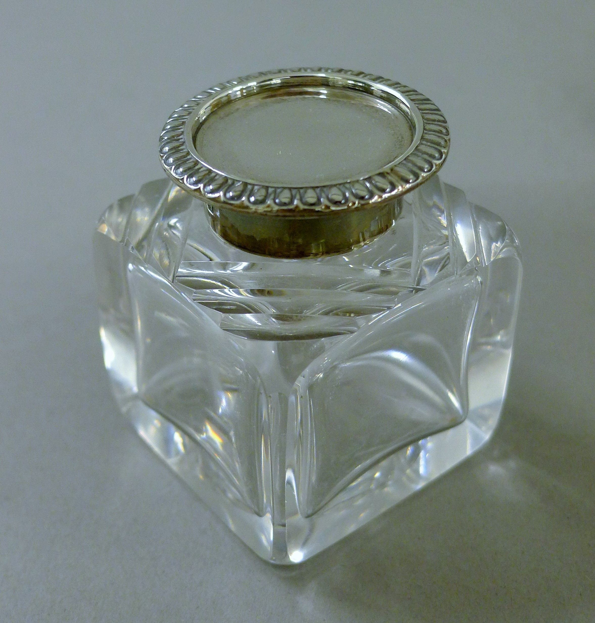 A silver desk stand with cut glass inkwells. 20 cm wide. 12.2 troy ounces. - Image 8 of 8