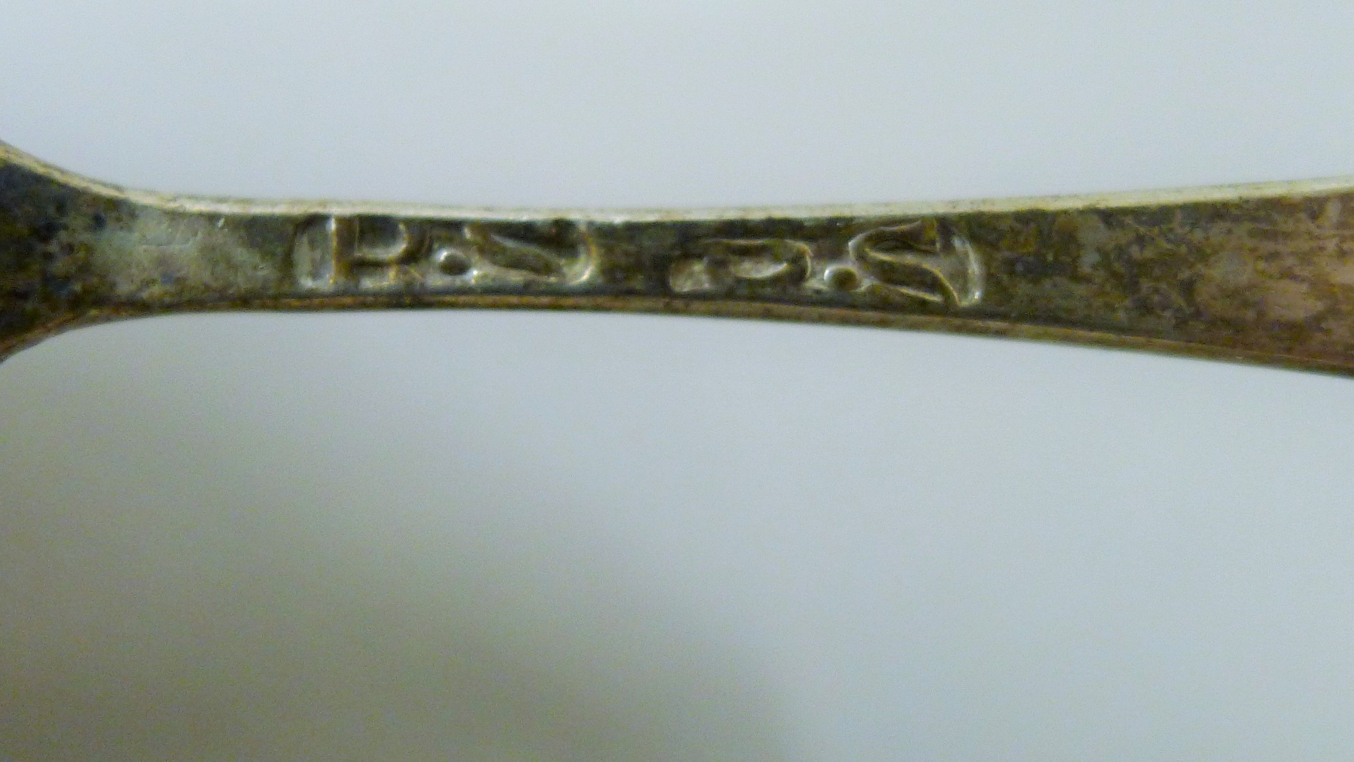 A quantity of various silver including cruets, napkin rings etc. 172.8 grammes. - Image 10 of 15