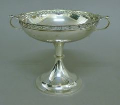 A 1913 pierced silver tazza. 16 cm high. 10.6 troy ounces.