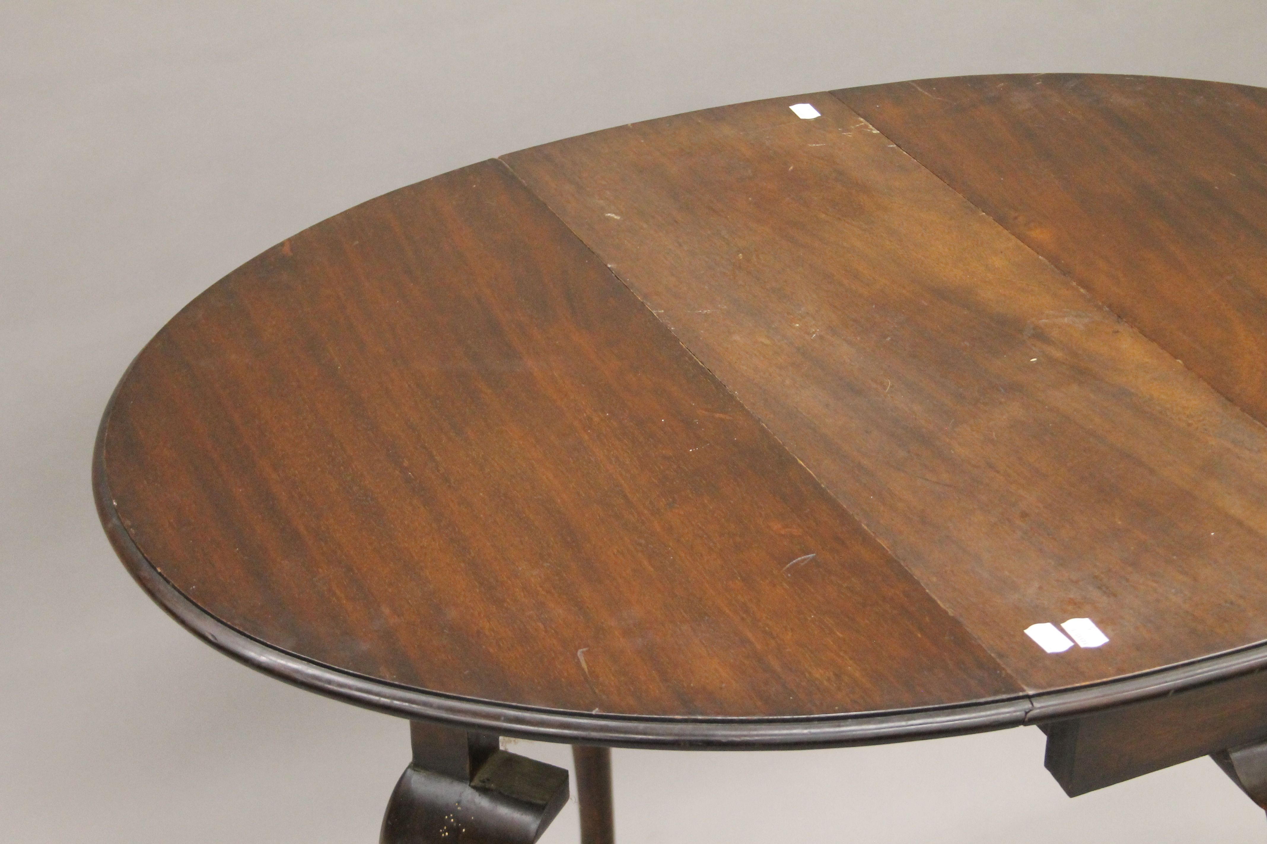 An early 20th century drop-leaf table. 73 cm long. - Image 3 of 5