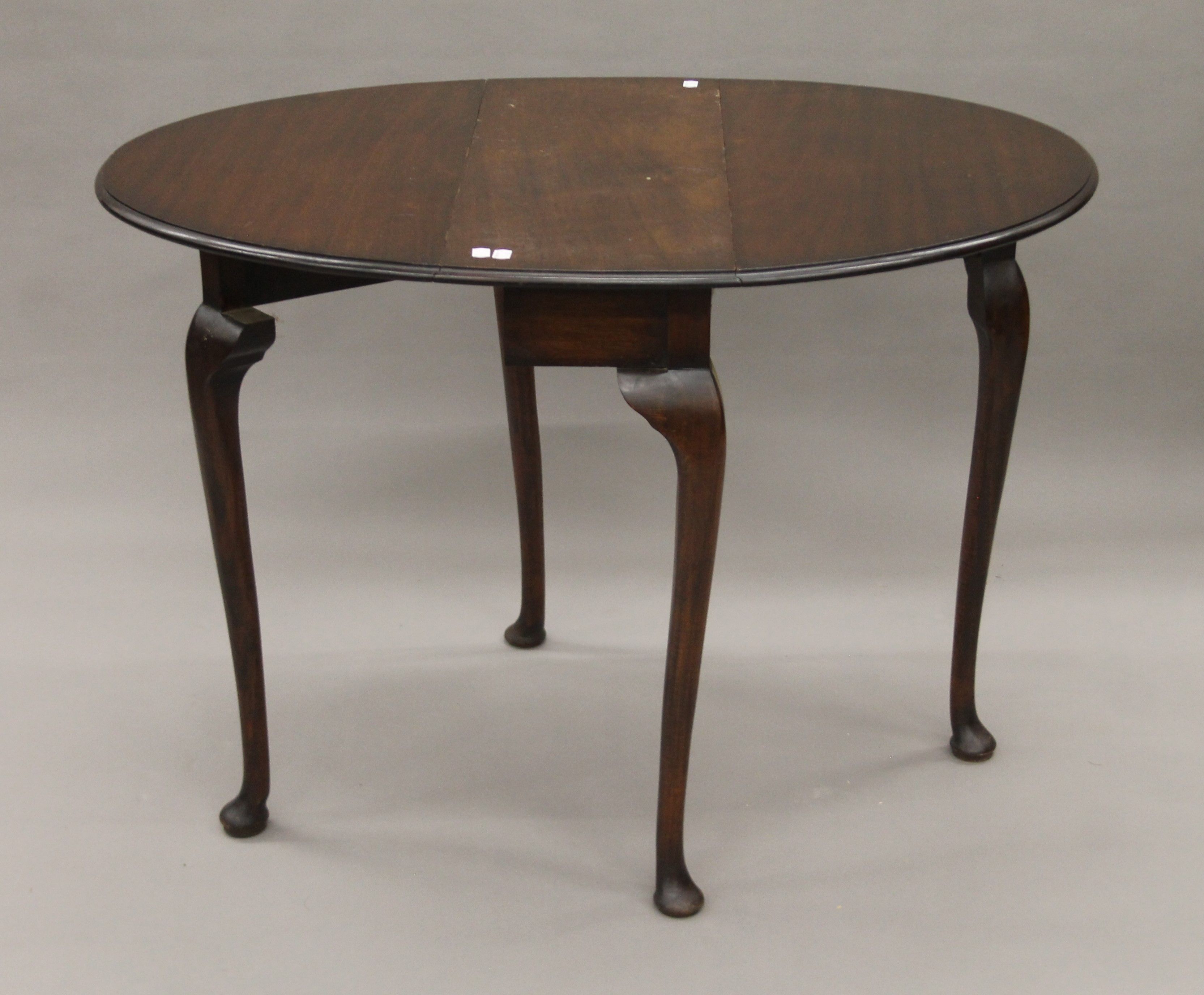 An early 20th century drop-leaf table. 73 cm long. - Image 2 of 5