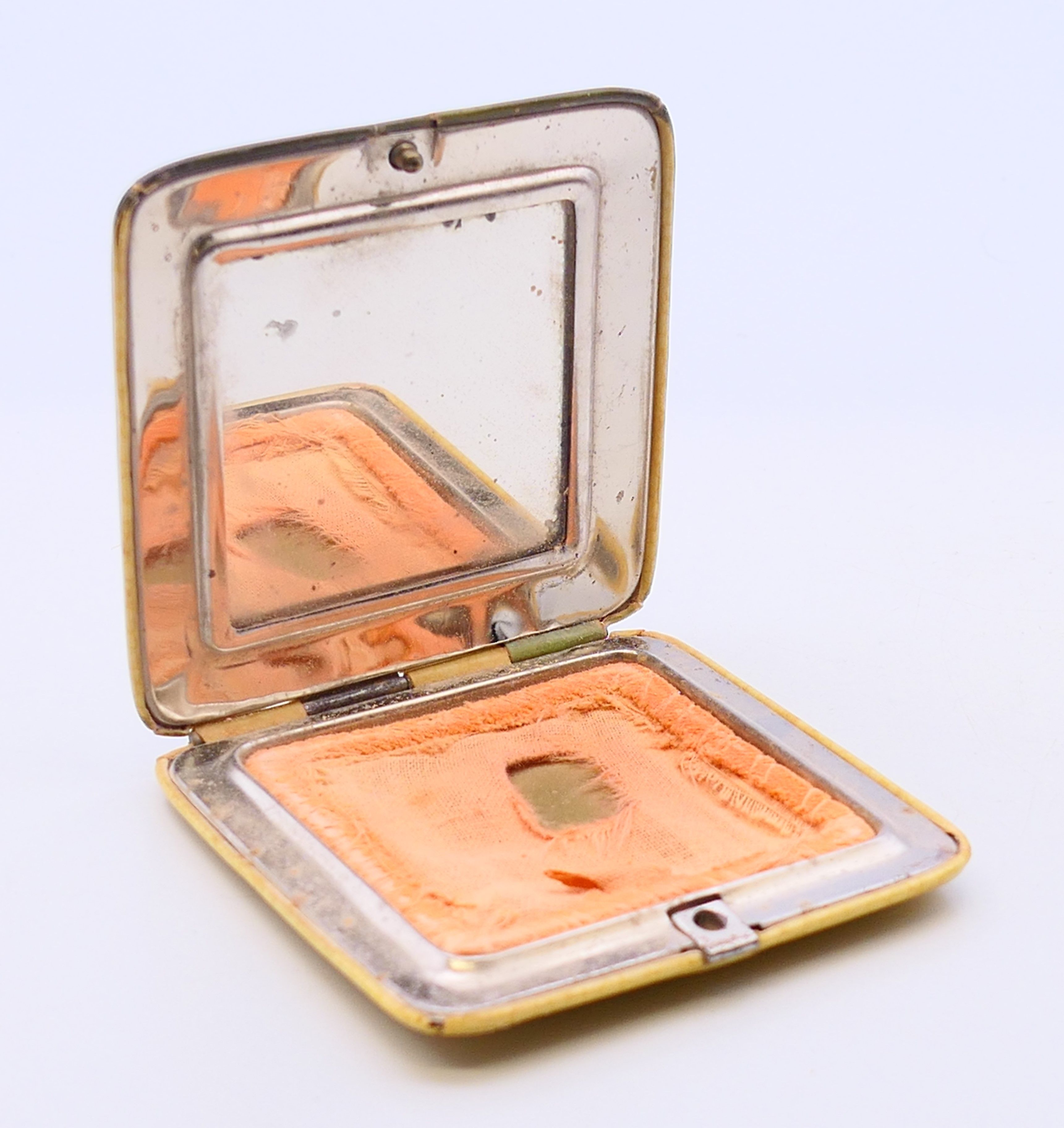 Three decorative ladies' compacts with fitted mirrors. Largest 8.25 cm x 6 cm. - Image 13 of 14