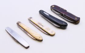 Two mother-of-pearl and silver fruit knives, and three penknives. Largest 9 cm long.