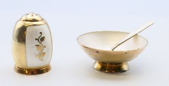 Volmer Bahner (Danish), an enamel and silver salt spoon and pepper. The latter 3.5 cm high.