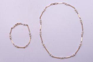 A 9 k gold and pearl necklace and matching bracelet. The former 45 cm long, the latter 20 cm long.