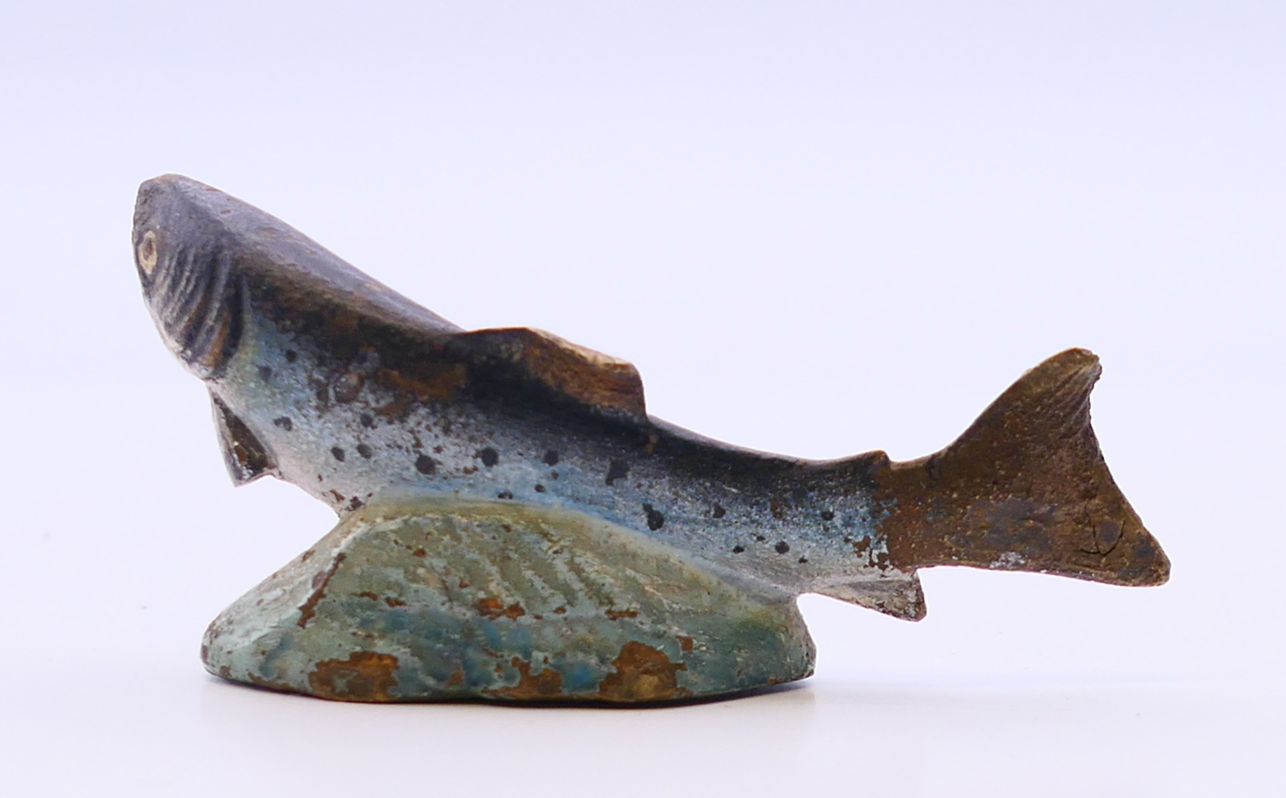 A cold painted bronze model of a salmon. 6 cm wide. - Image 2 of 4