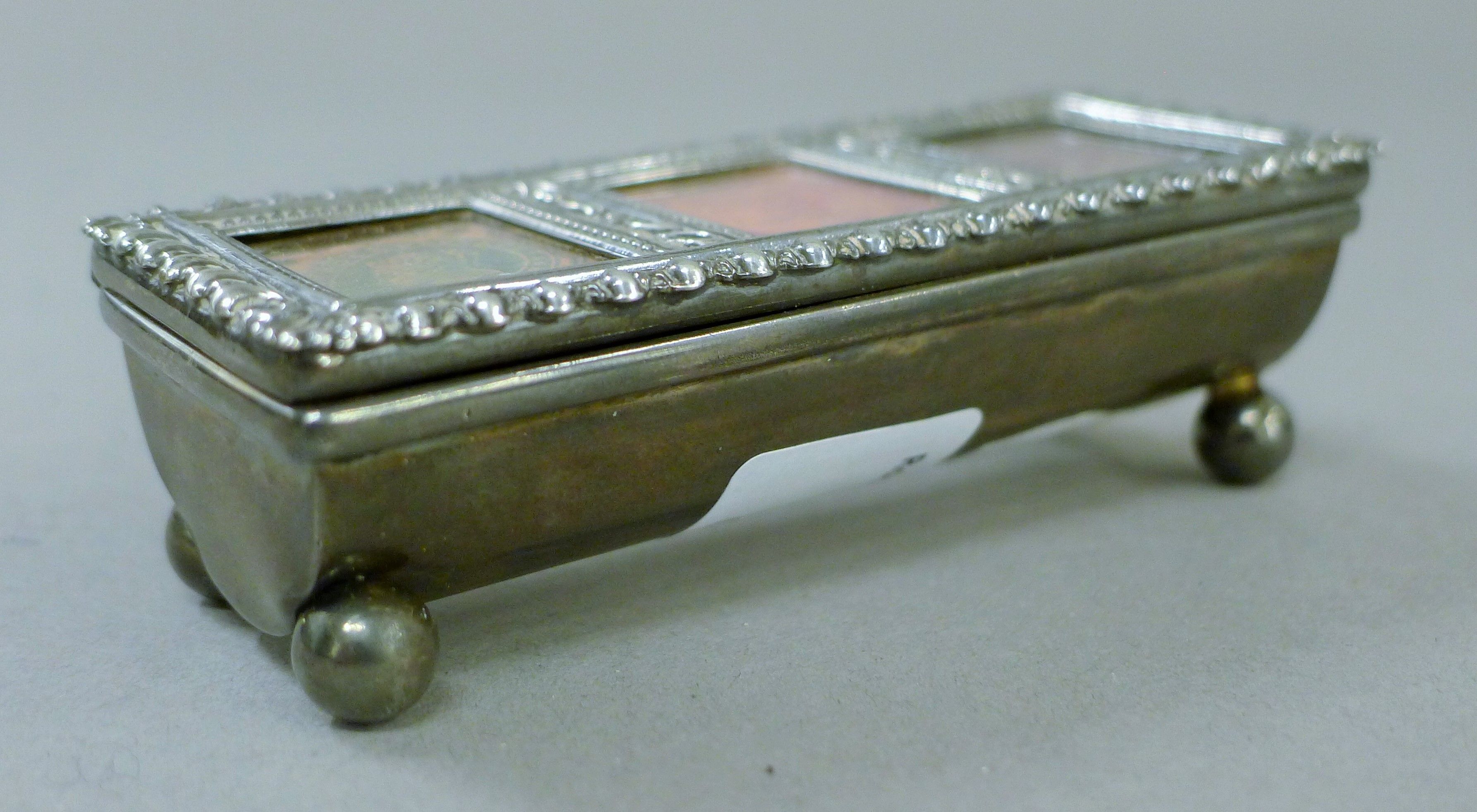 A silver triple stamp box. 9 cm wide. - Image 3 of 6