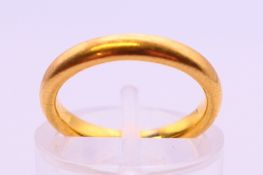 A 22 ct gold wedding band. 3.9 grammes. Ring size H.