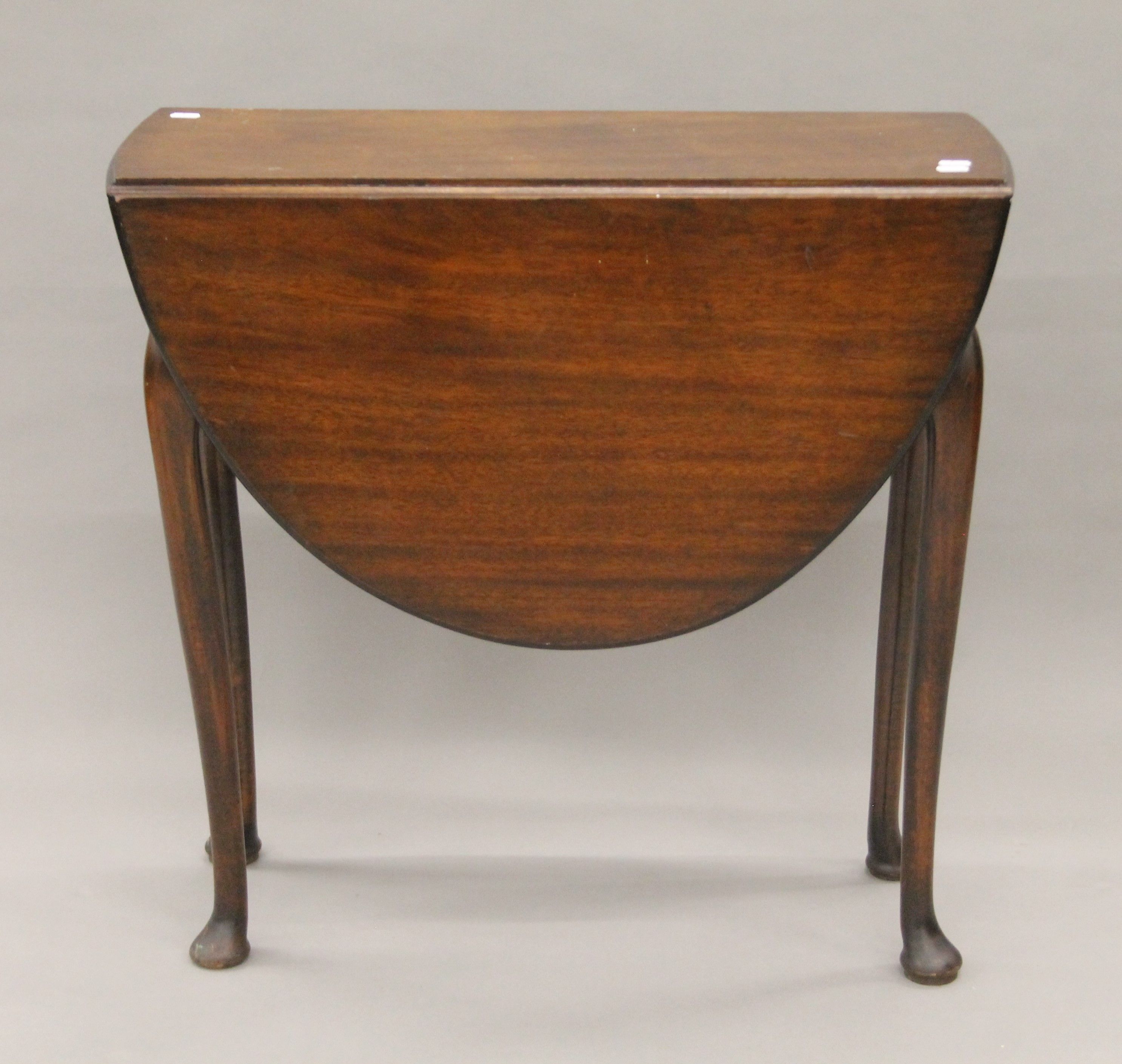 An early 20th century drop-leaf table. 73 cm long.