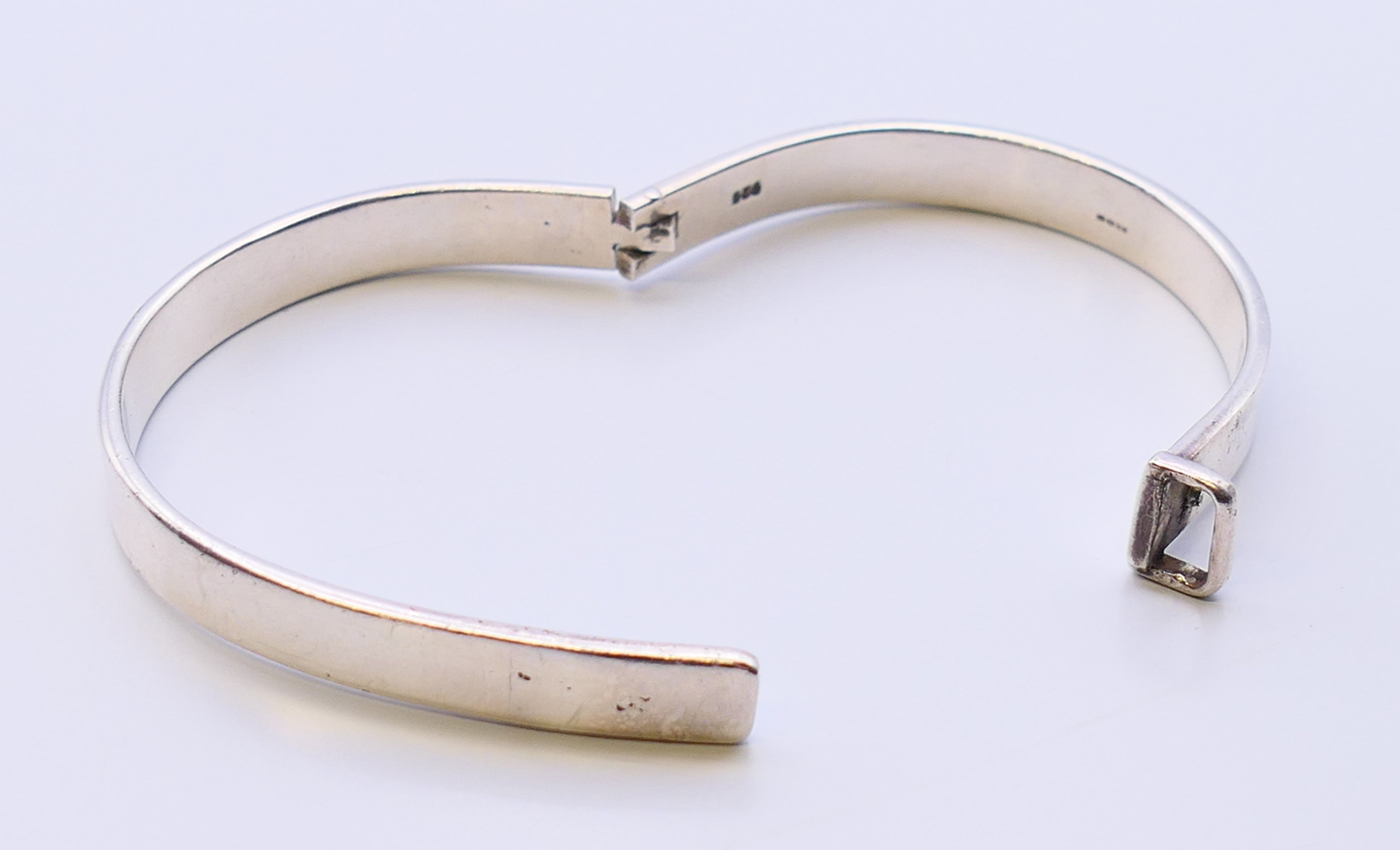 A silver hallmarked heavy bangle. 6.5 cm inner diameter. 31.2 grammes. - Image 3 of 6