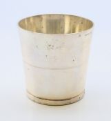 A silver USA 1 dollar coin tot cup. 5 cm high. 69.5 grammes.