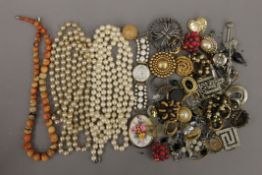 A quantity of costume jewellery.