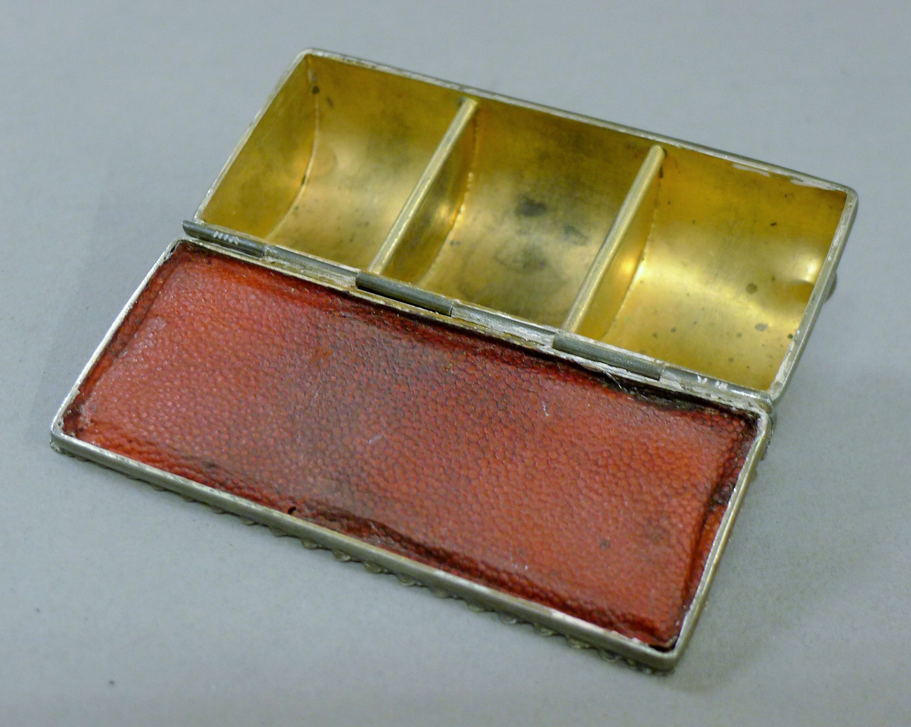 A silver triple stamp box. 9 cm wide. - Image 4 of 6