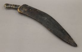 A large horn-handled kukri in sheath. 57.5 cm long.