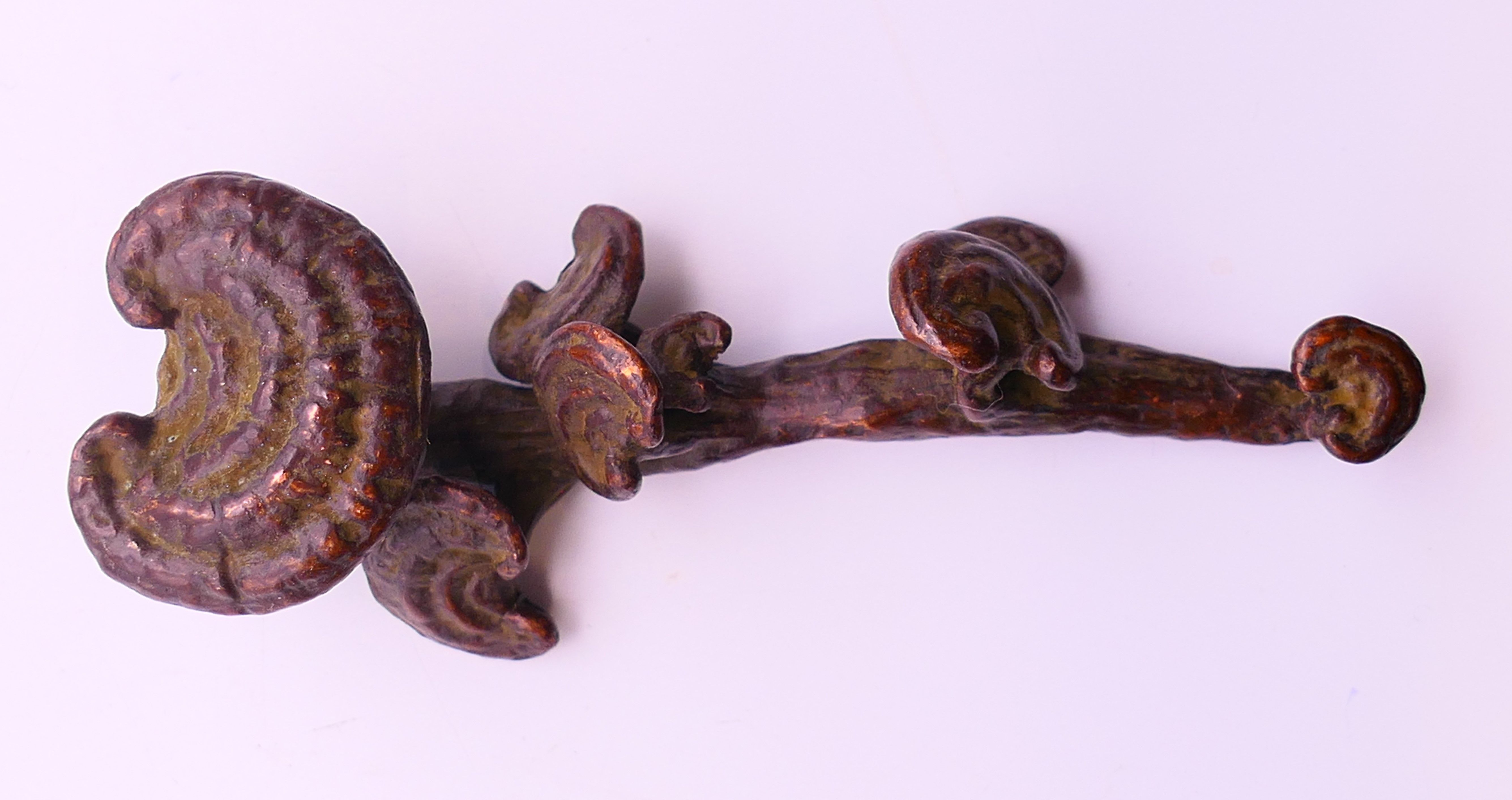 A small bronze ruyi sceptre. 9.5 cm long. - Image 3 of 5